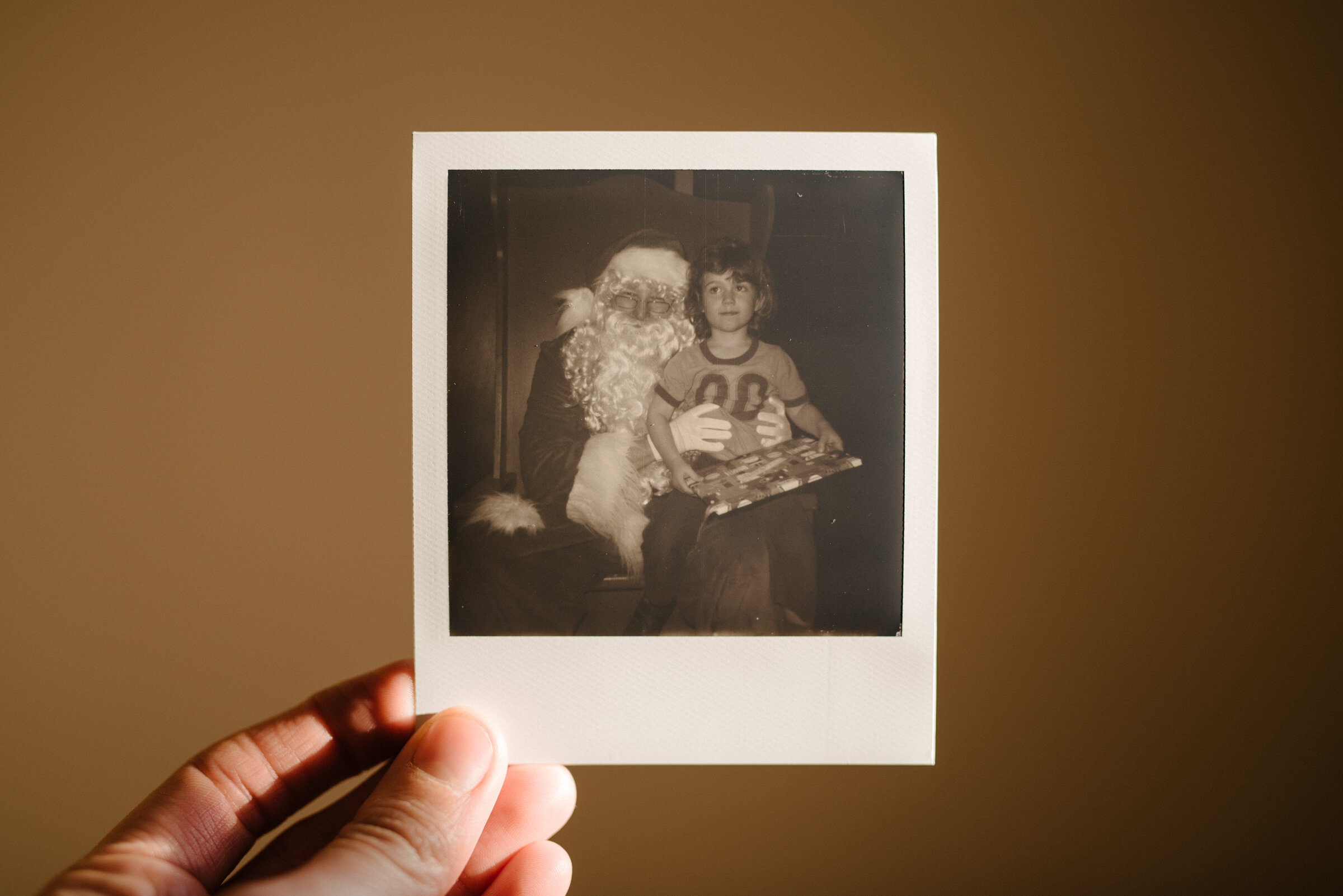 avent2019-19-photo-d-un-polaroid-enfant-sur-les-genoux-du-pere-noel-marianne-charland-photographe-documentaire-a-montreal-1080.jpg