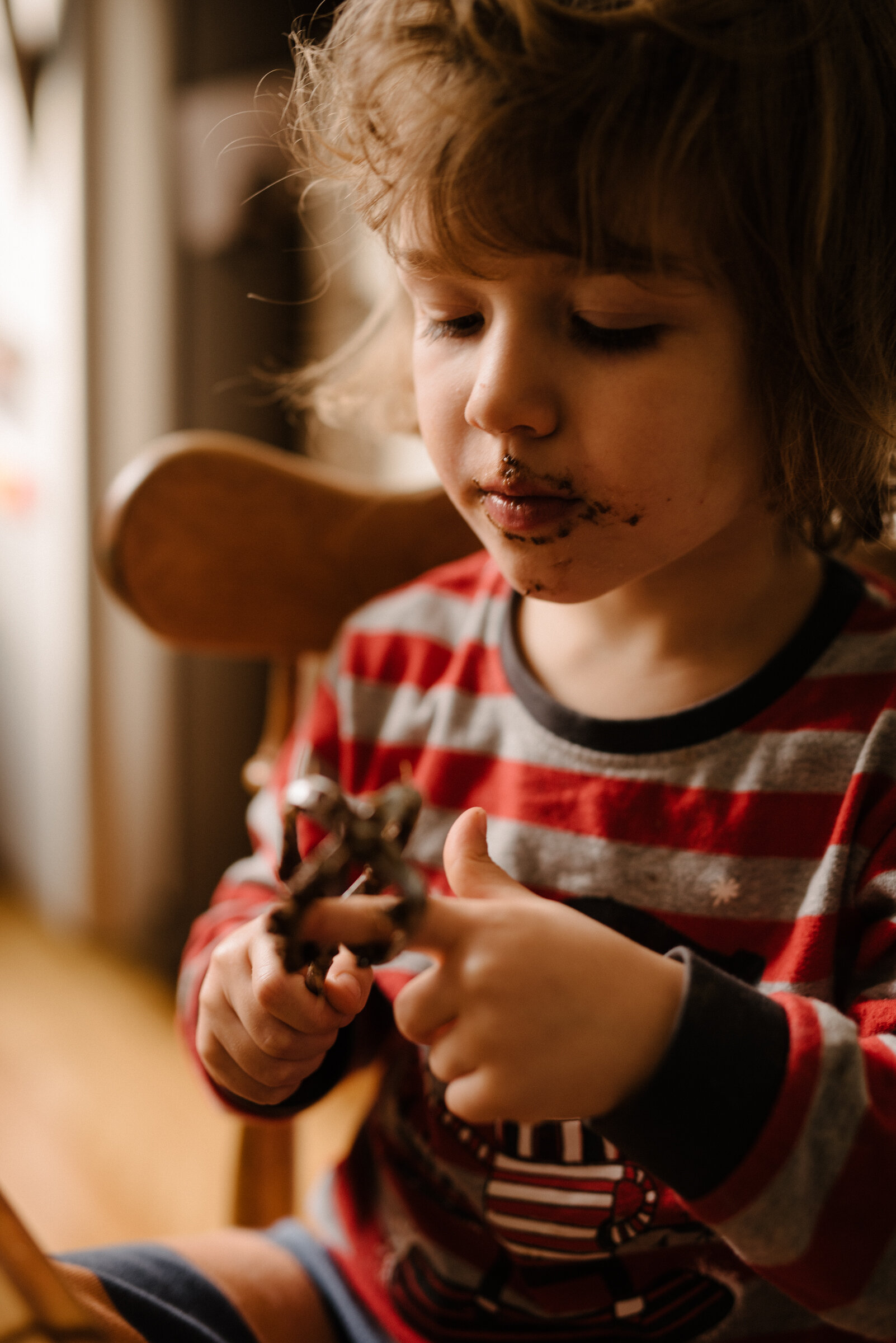avent2019-21-photo-d-un-enfant-et-son-papa-qui-font-des-biscuits-au-chocolat-marianne-charland-photographe-de-famille-documentaire-a-montreal-0117.jpg