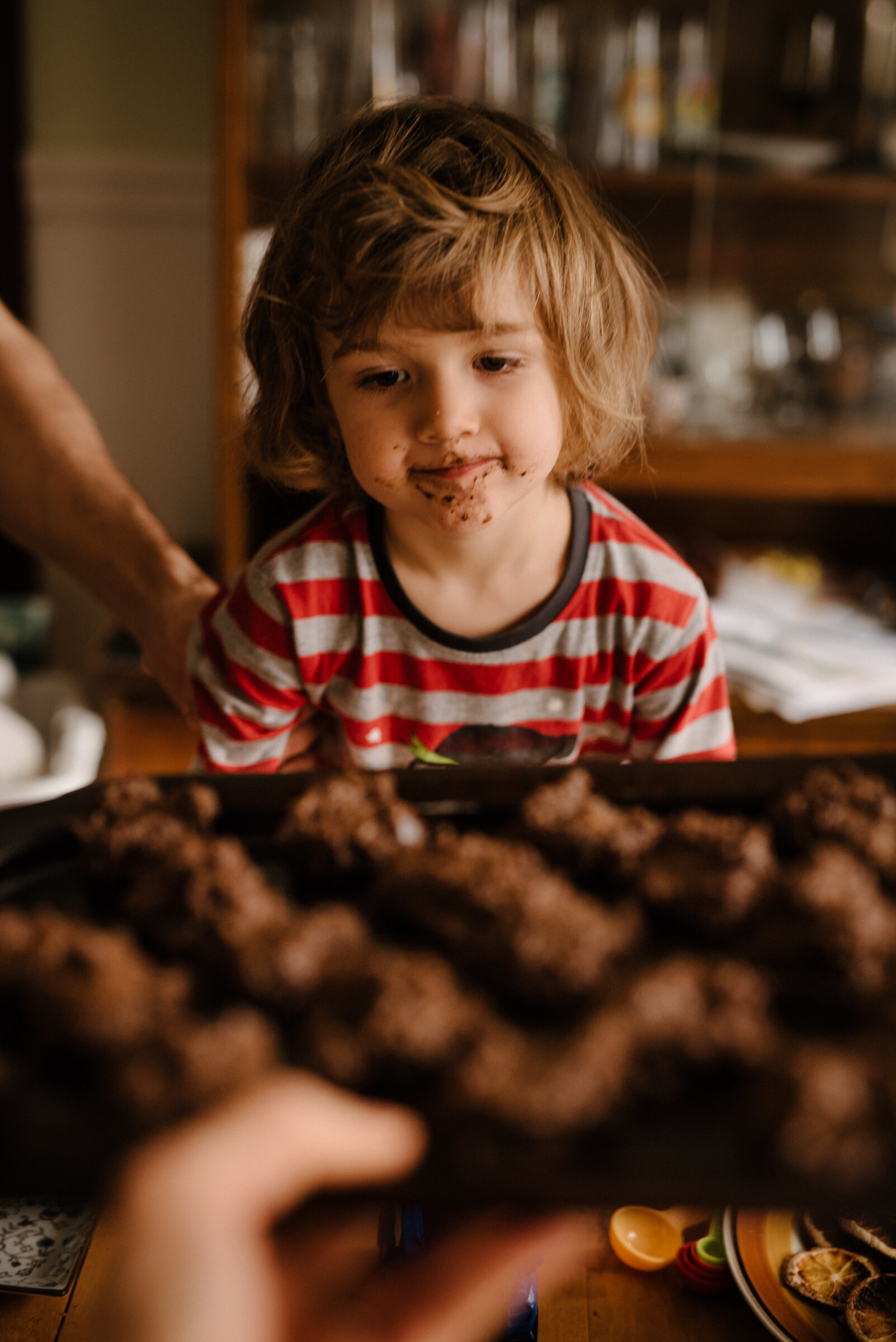 avent2019-21-photo-d-un-enfant-et-son-papa-qui-font-des-biscuits-au-chocolat-marianne-charland-photographe-de-famille-documentaire-a-montreal-0130.jpg