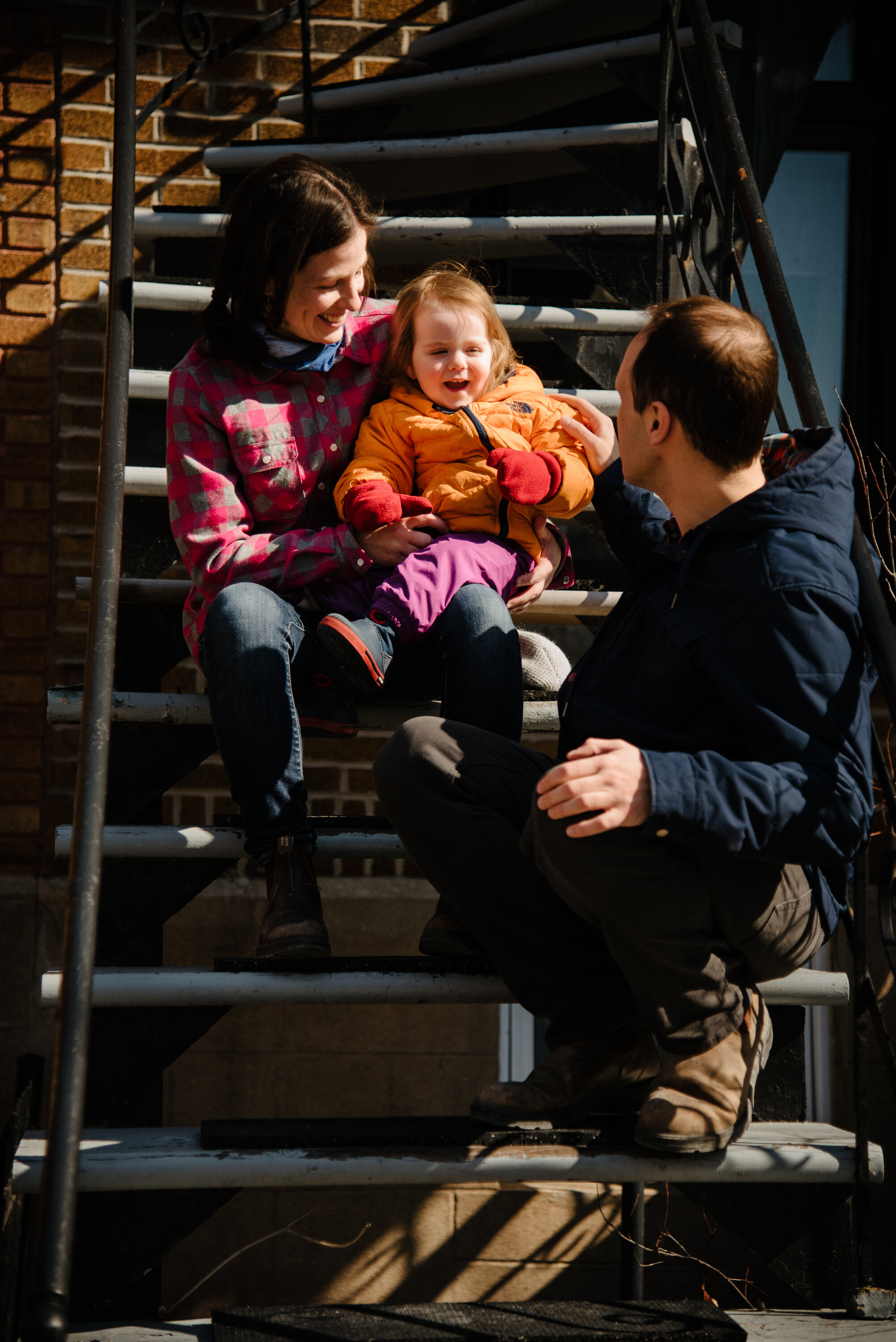 photo-famille-confinee-dans-son-escalier-montrealais-photogrphe-de-famille-a-montreal-marianne-charland-1.jpg