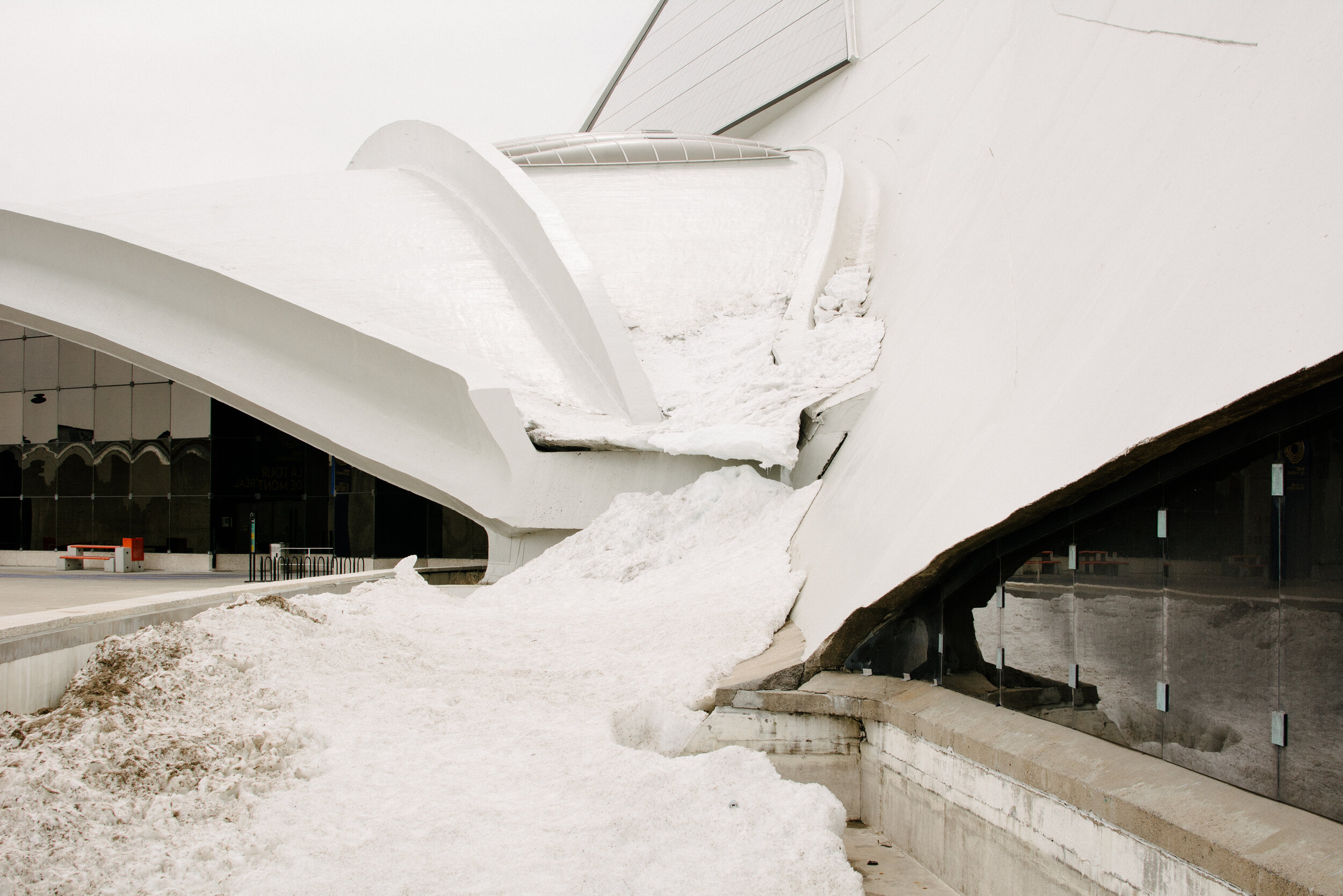 20200328_photo_neige-descendant-gouttieres-stade-olympique-photographe-documentaire-a-montreal-architecture-007.jpg