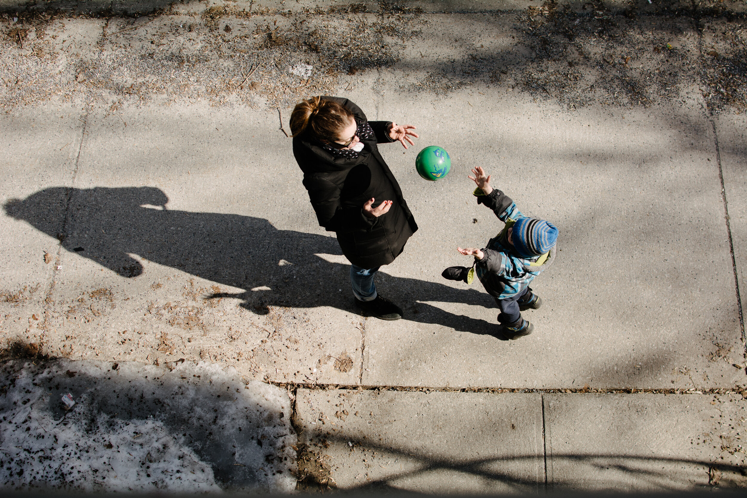 20200401_photo_maman-et-enfant-jouent-au-ballon-sur-le-trottoir-photographe-lifestyle-de-famille-a-montreal-001.jpg