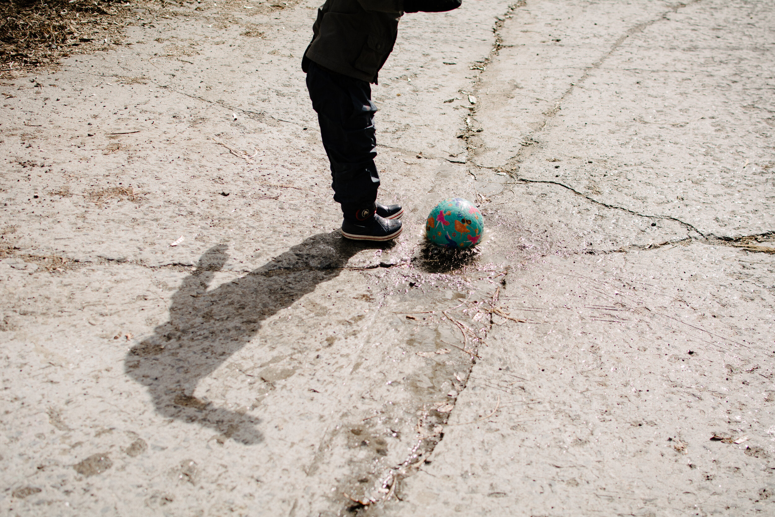 20200401_photo_enfant-jouant-ballon-ruelle-montealaise-photographe-lifestyle-de-famille-a-montreal-005.jpg