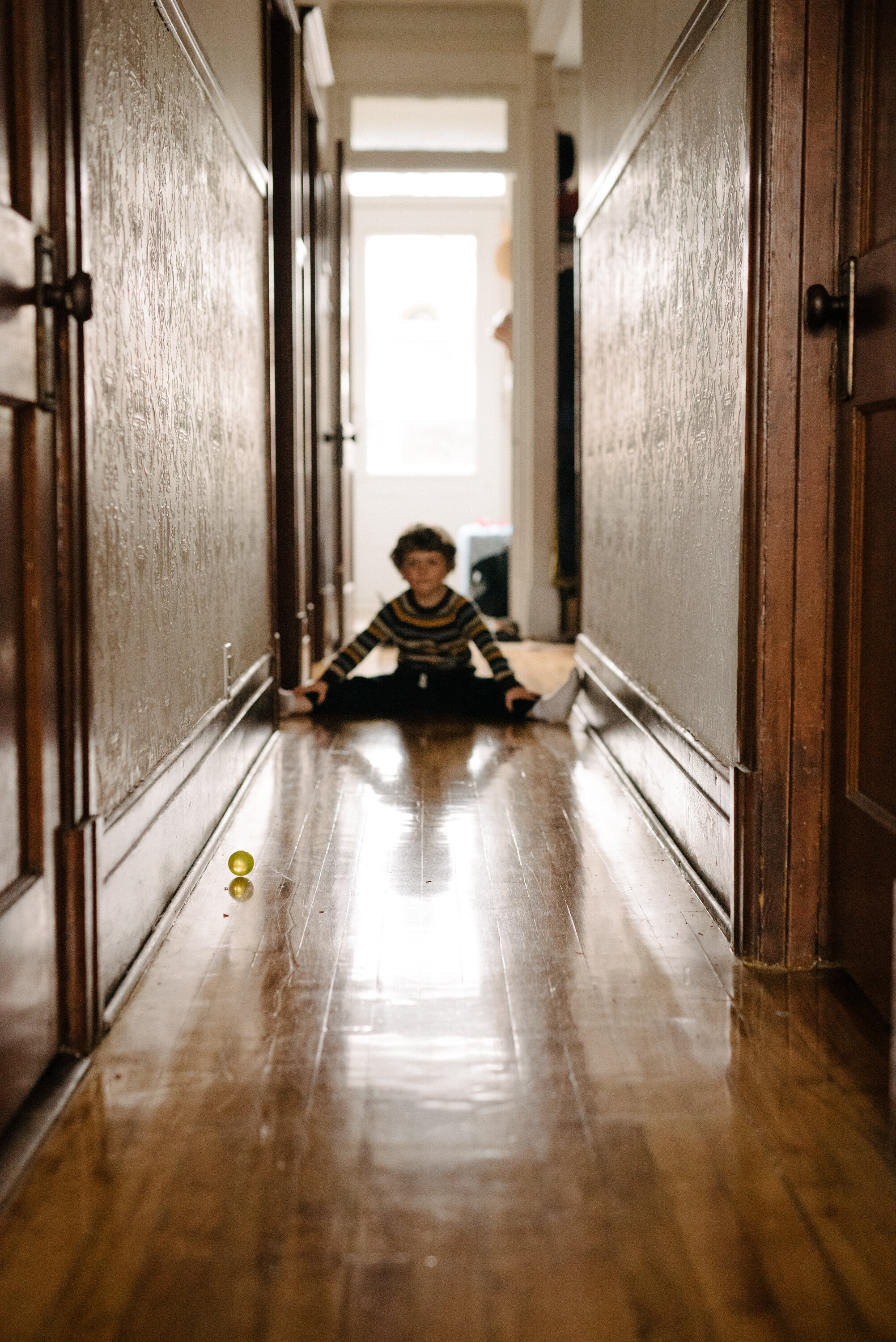 20200402_photo-enfant-jouant-avec-une-balle-dans-un-couloir-photographe-documentaire-lifestyle-de-famille-a-montreal-013.jpg