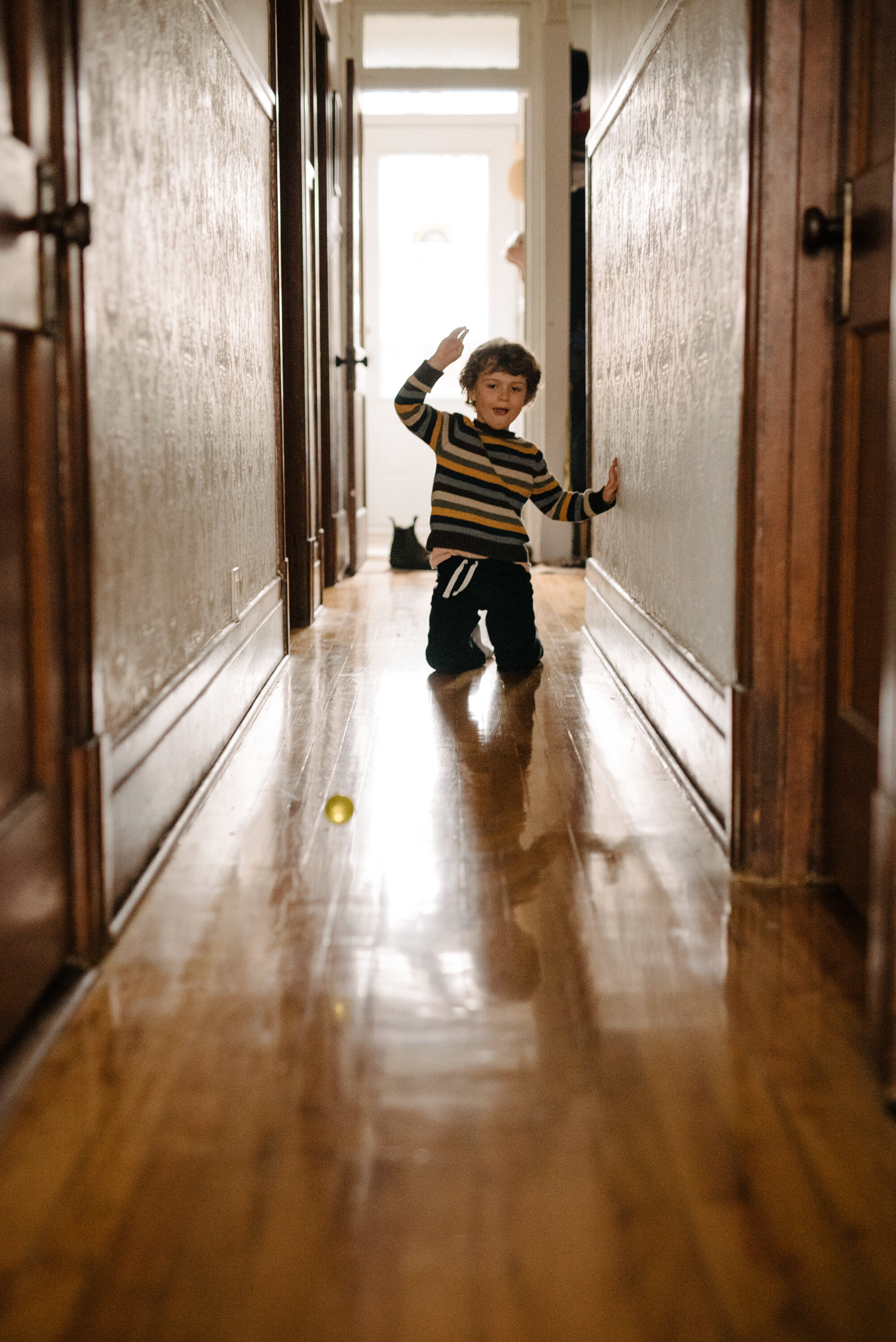 20200402_photo-enfant-jouant-avec-une-balle-dans-un-couloir-photographe-documentaire-lifestyle-de-famille-a-montreal-014.jpg
