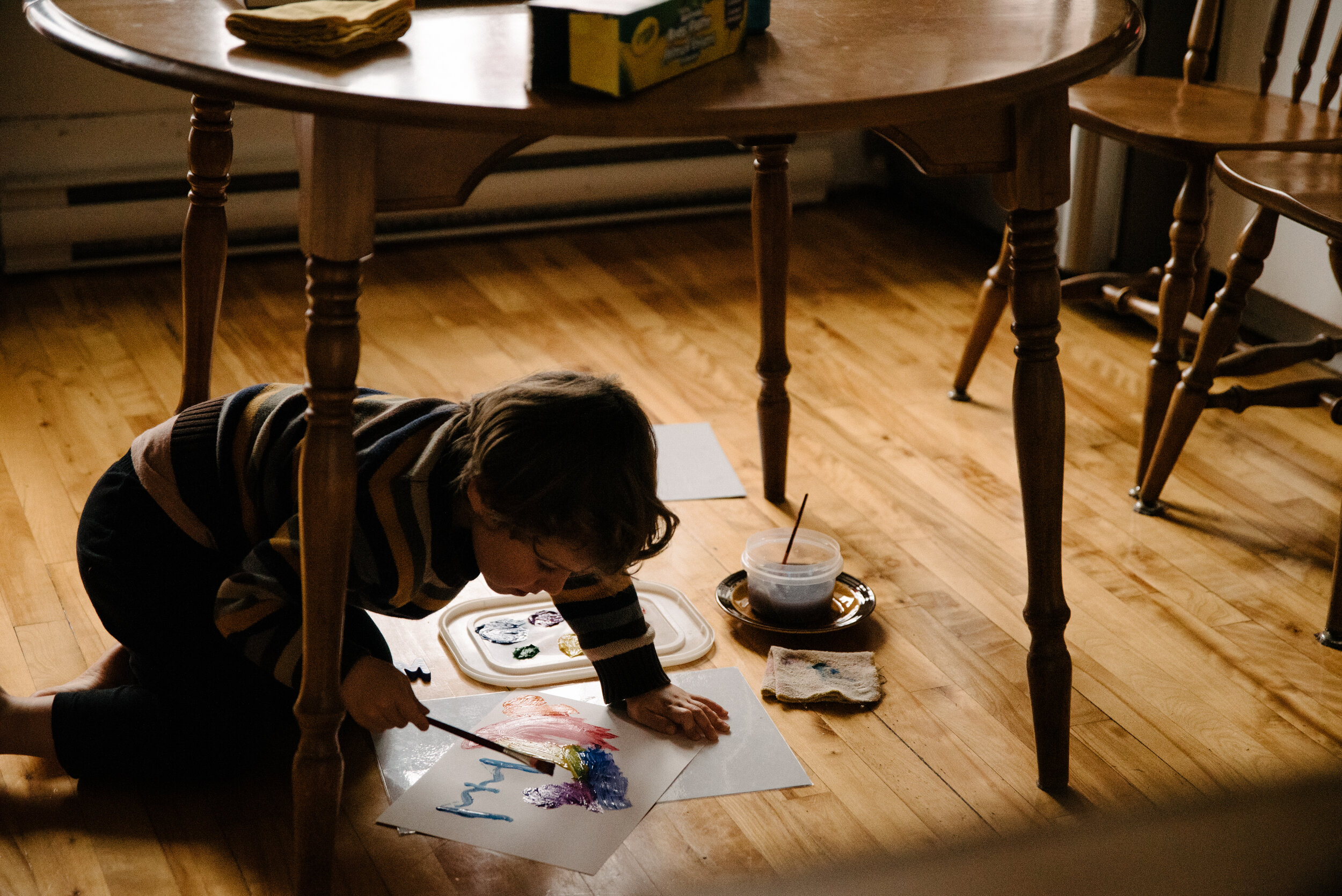 20200402_photo-enfant-qui-peinture-par-terre-sous-une-table-photographe-documentaire-lifestyle-de-famille-a-montreal-017.jpg