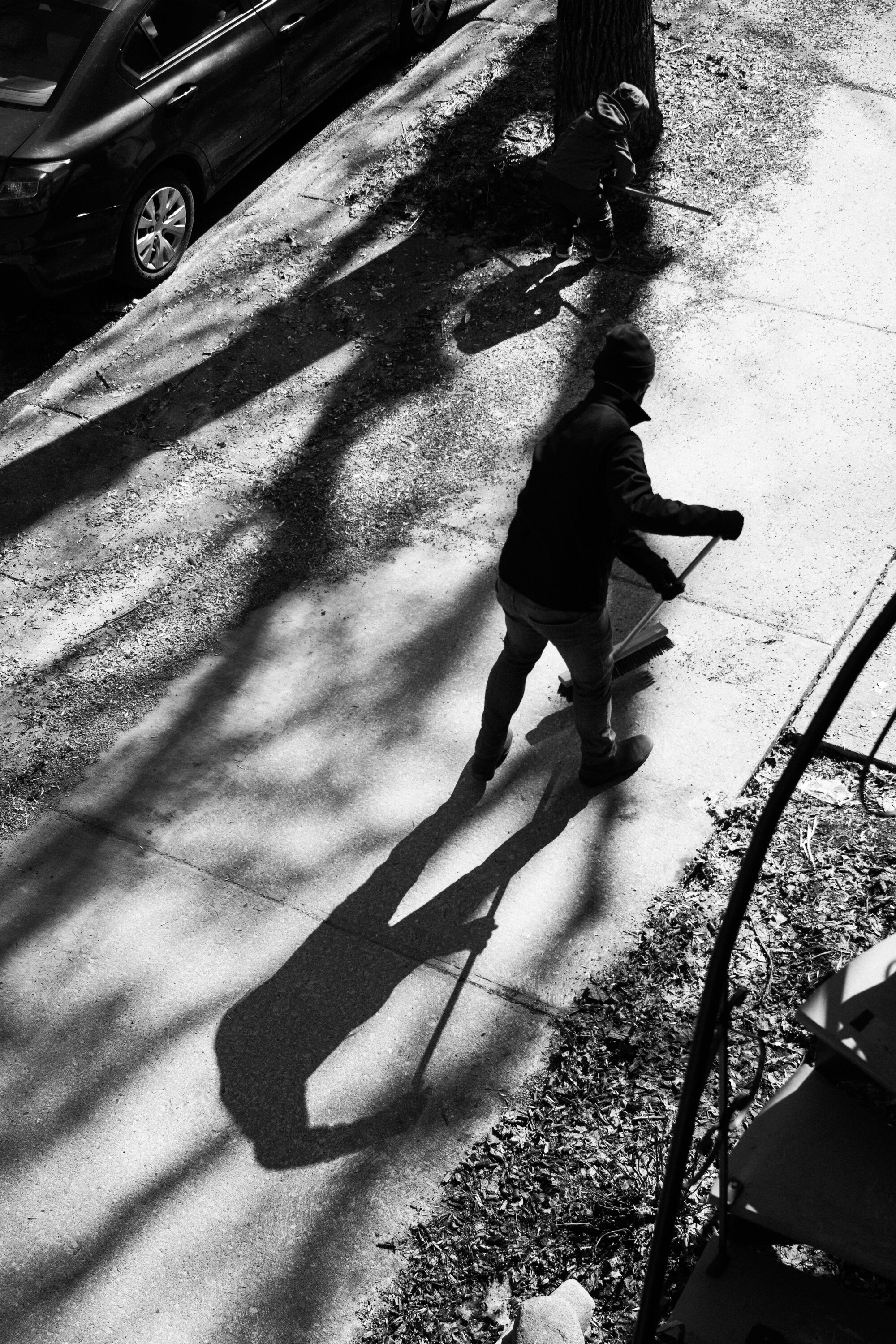 20200404_photo-noir-et-blanc-pere-et-enfant-balaient-le-trottoir-corvee-printemps-photographe-documentaire-lifestyle-de-famille-a-montreal-002.jpg