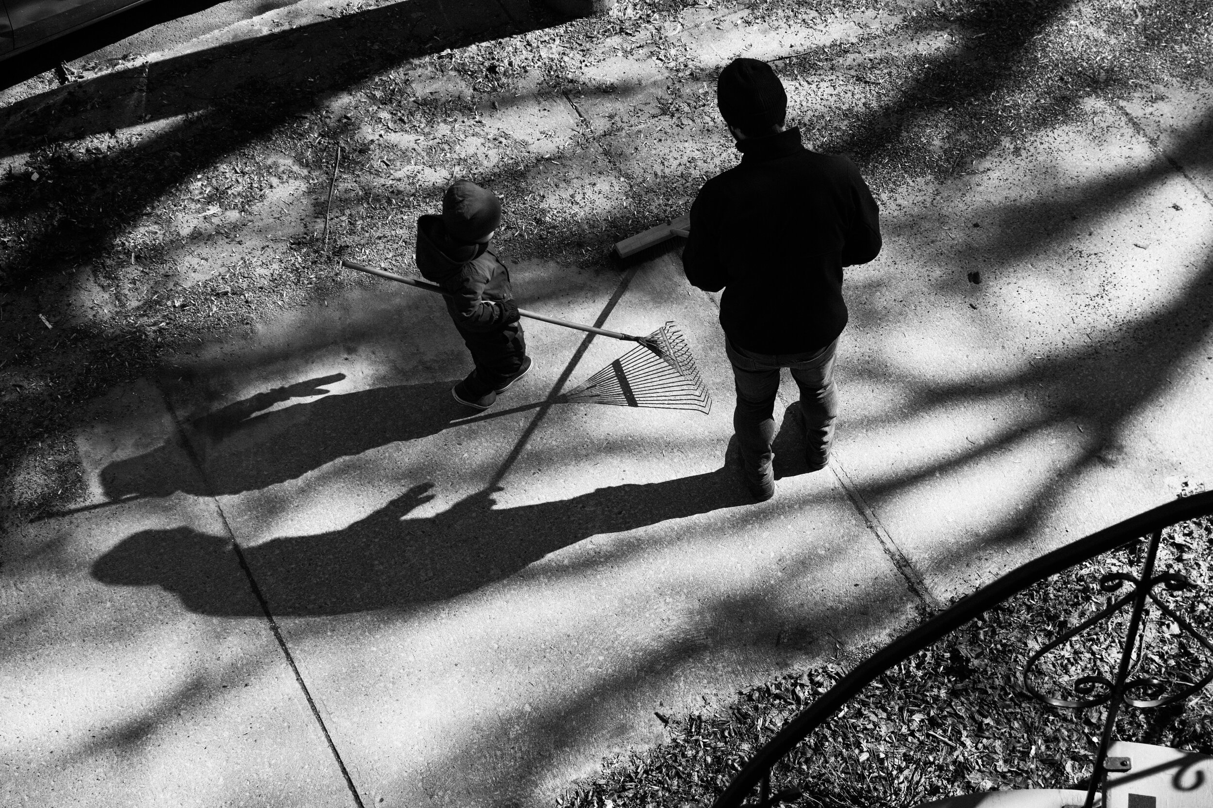 20200404_photo-noir-et-blanc-pere-et-enfant-balaient-le-trottoir-corvee-printemps-photographe-documentaire-lifestyle-de-famille-a-montreal-001.jpg