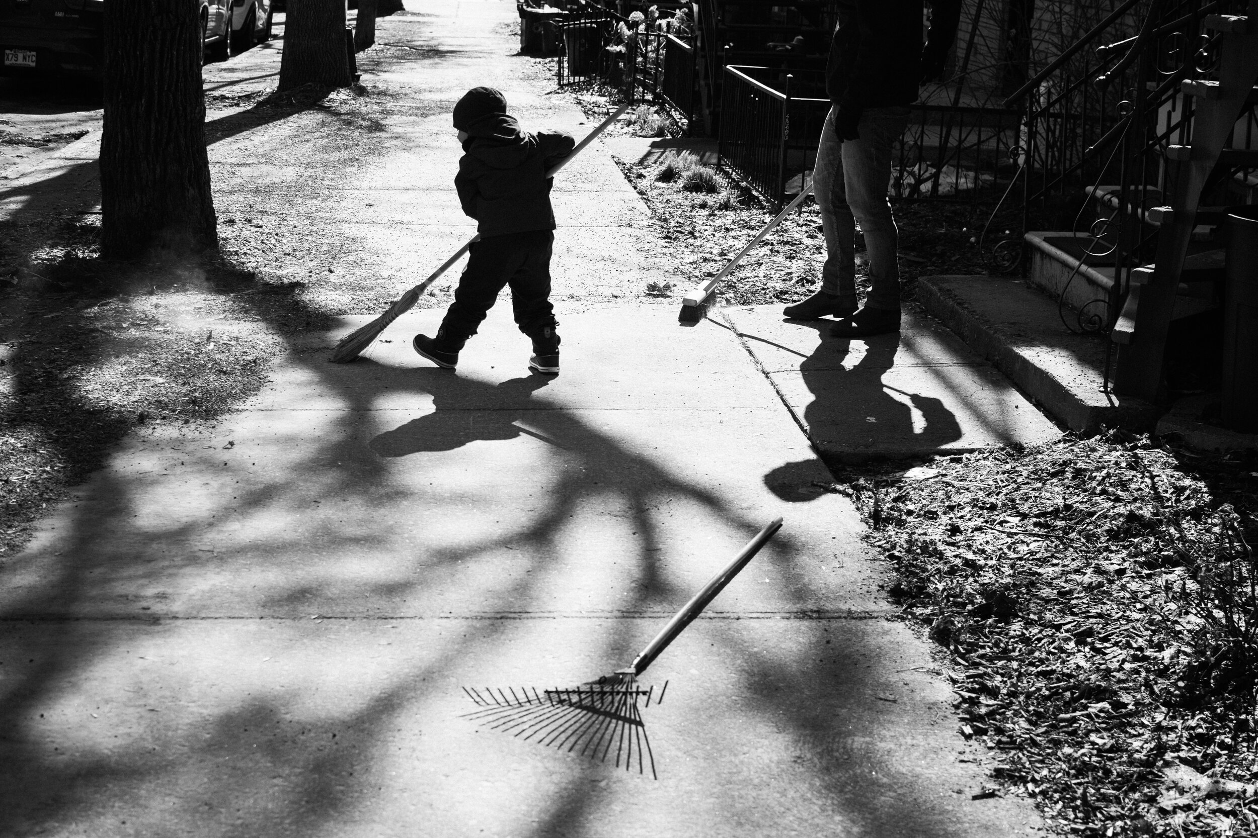 20200404_photo-noir-et-blanc-pere-et-enfant-balaient-le-trottoir-corvee-printemps-photographe-documentaire-lifestyle-de-famille-a-montreal-003.jpg
