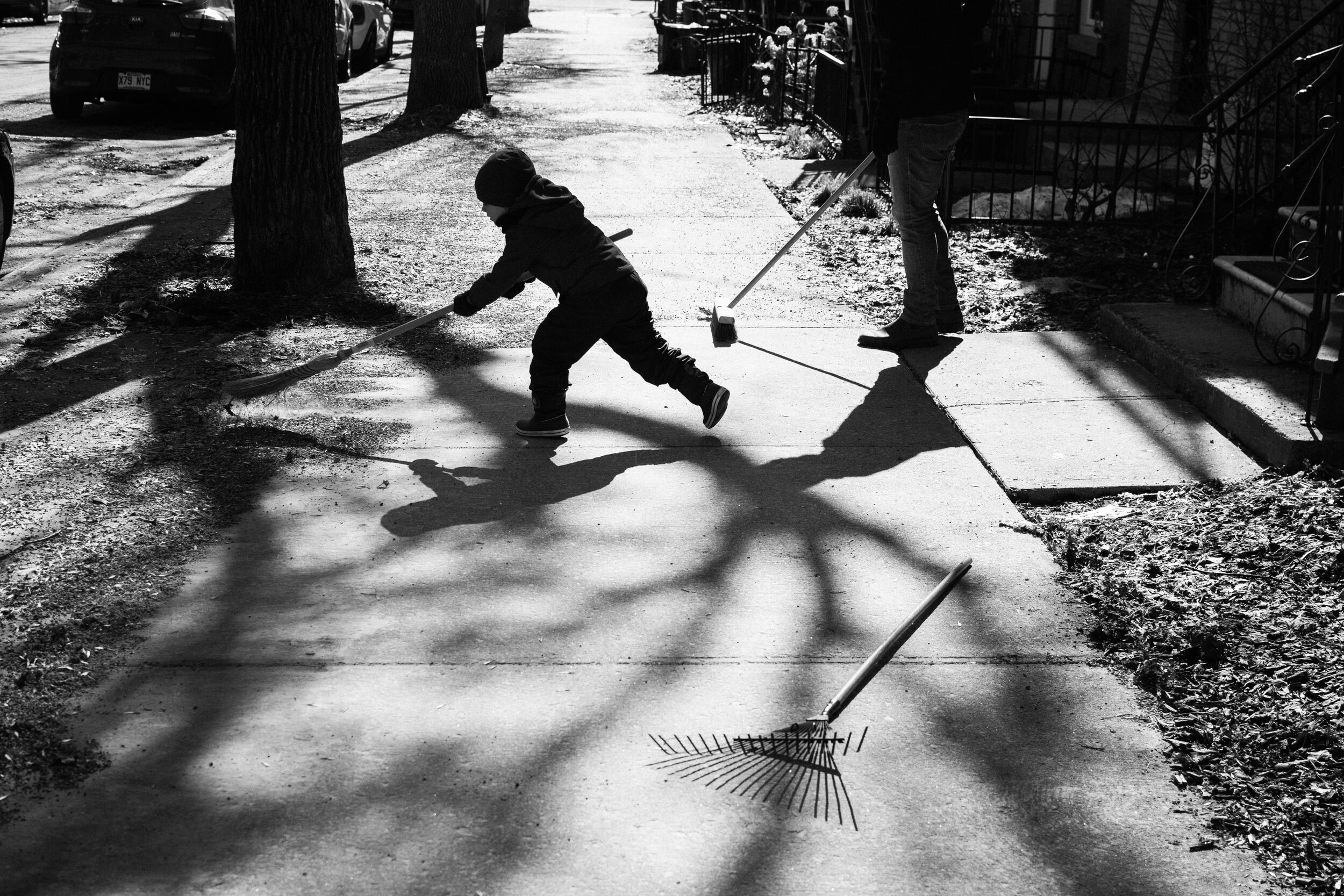 20200404_photo-noir-et-blanc-pere-et-enfant-balaient-le-trottoir-corvee-printemps-photographe-documentaire-lifestyle-de-famille-a-montreal-004.jpg