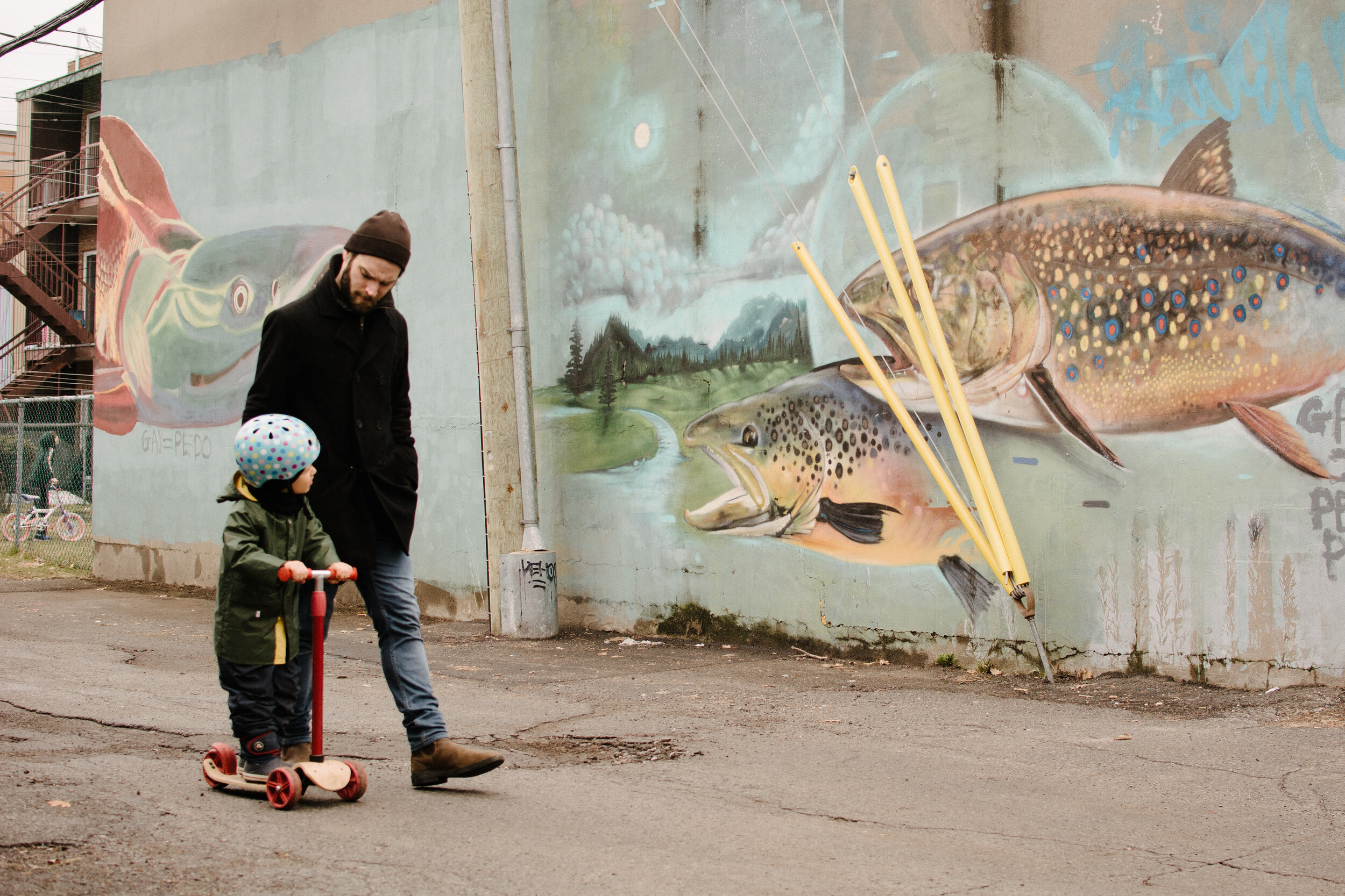 20200405_photo-pere-enfant-et-murale-poisson-photographe-documentaire-lifestyle-de-famille-a-montreal-015.jpg