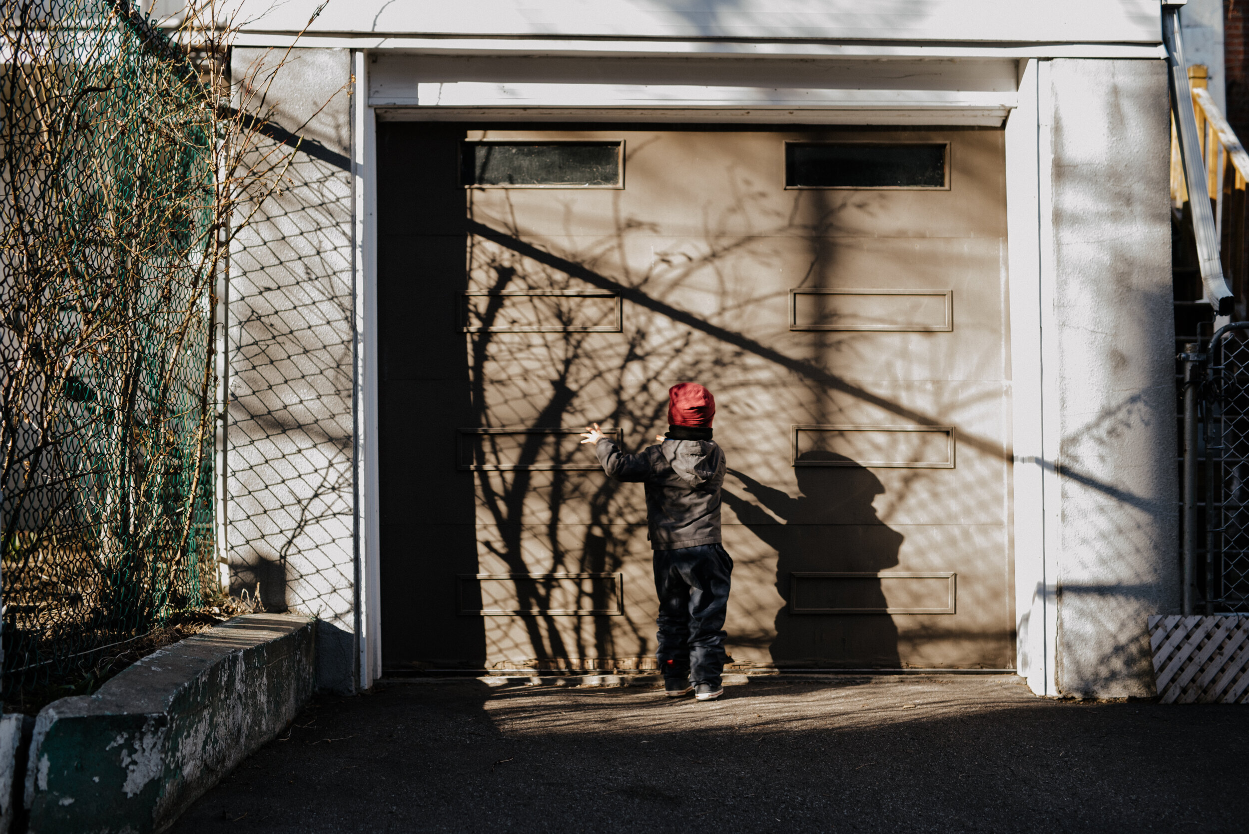 20200411_photo-ombre-dans-ruelle-photographe-documentaire-de-famille-a-amontreal-002.jpg