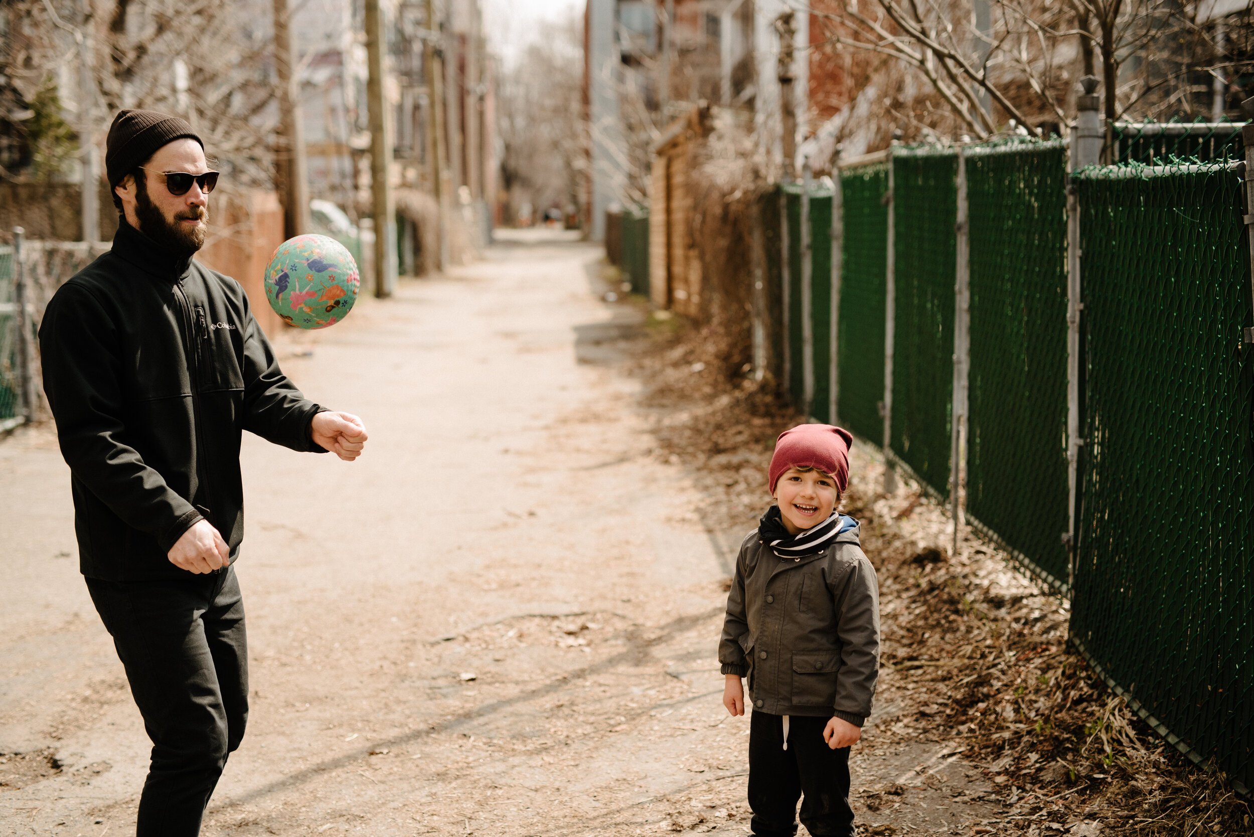 20200412_photo-pere-et-enfant-ballon-ruelle-montrealaise-photographe-documentaire-de-famille-a-amontreal-015.jpg