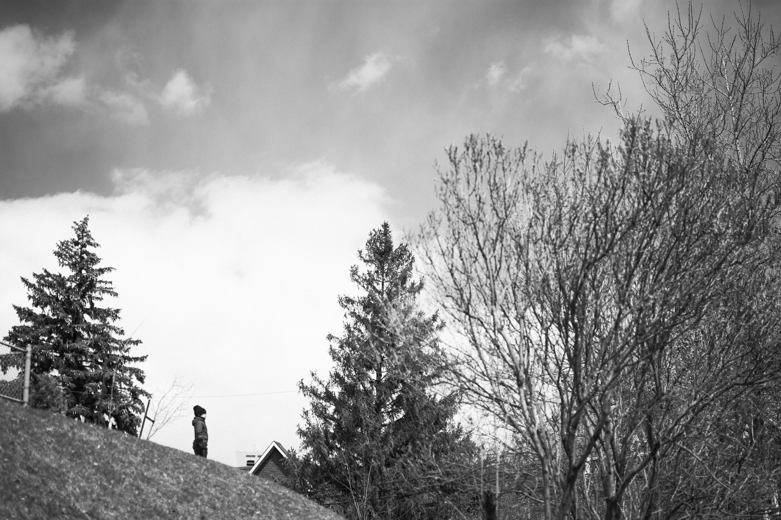 20200414_photo-enfant-qui-joue-sur-une-butte-en-villephotographe-documentaire-de-famille-a-amontreal-007.jpg