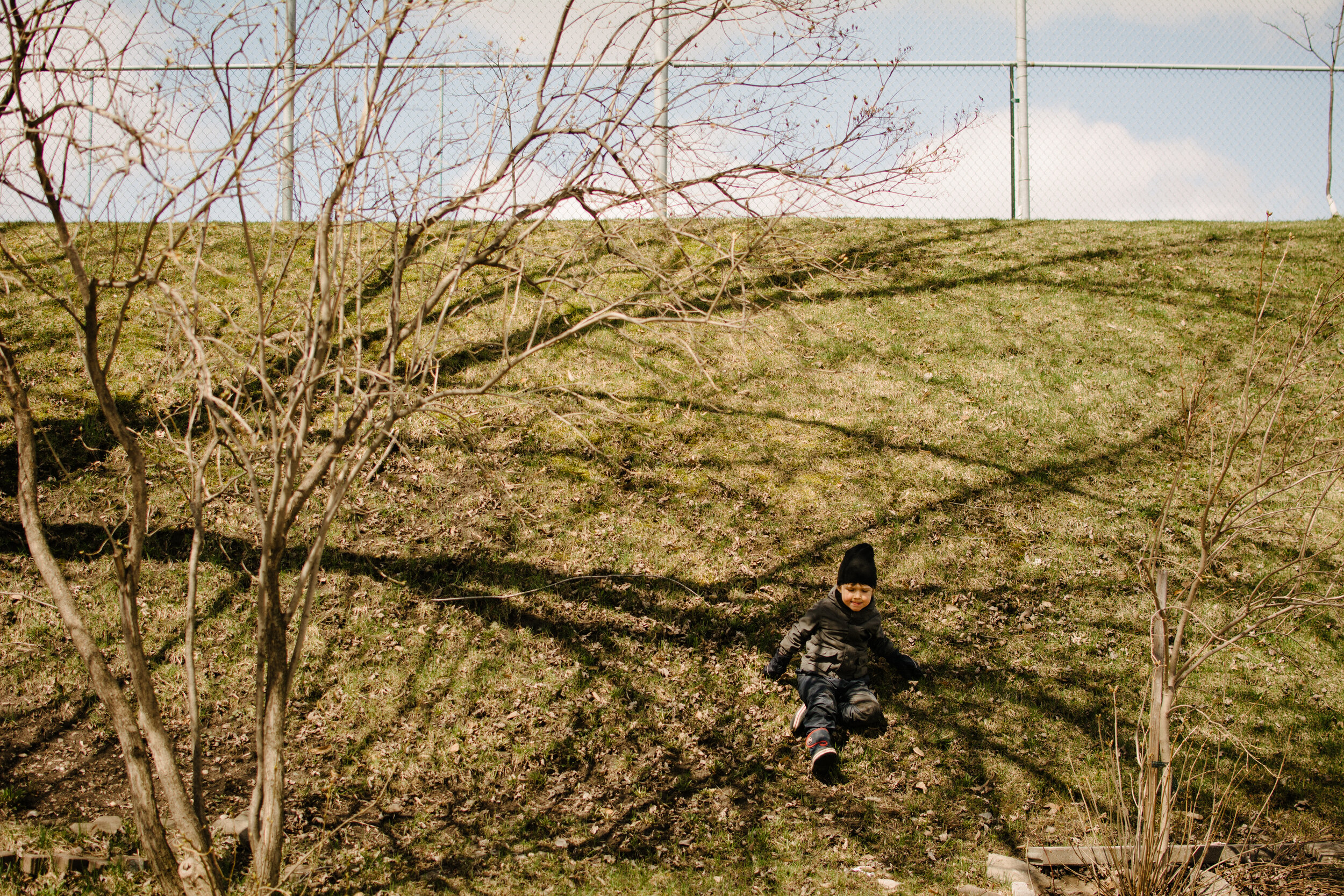 20200414_photo-enfant-qui-joue-sur-une-butte-en-villephotographe-documentaire-de-famille-a-amontreal-002.jpg