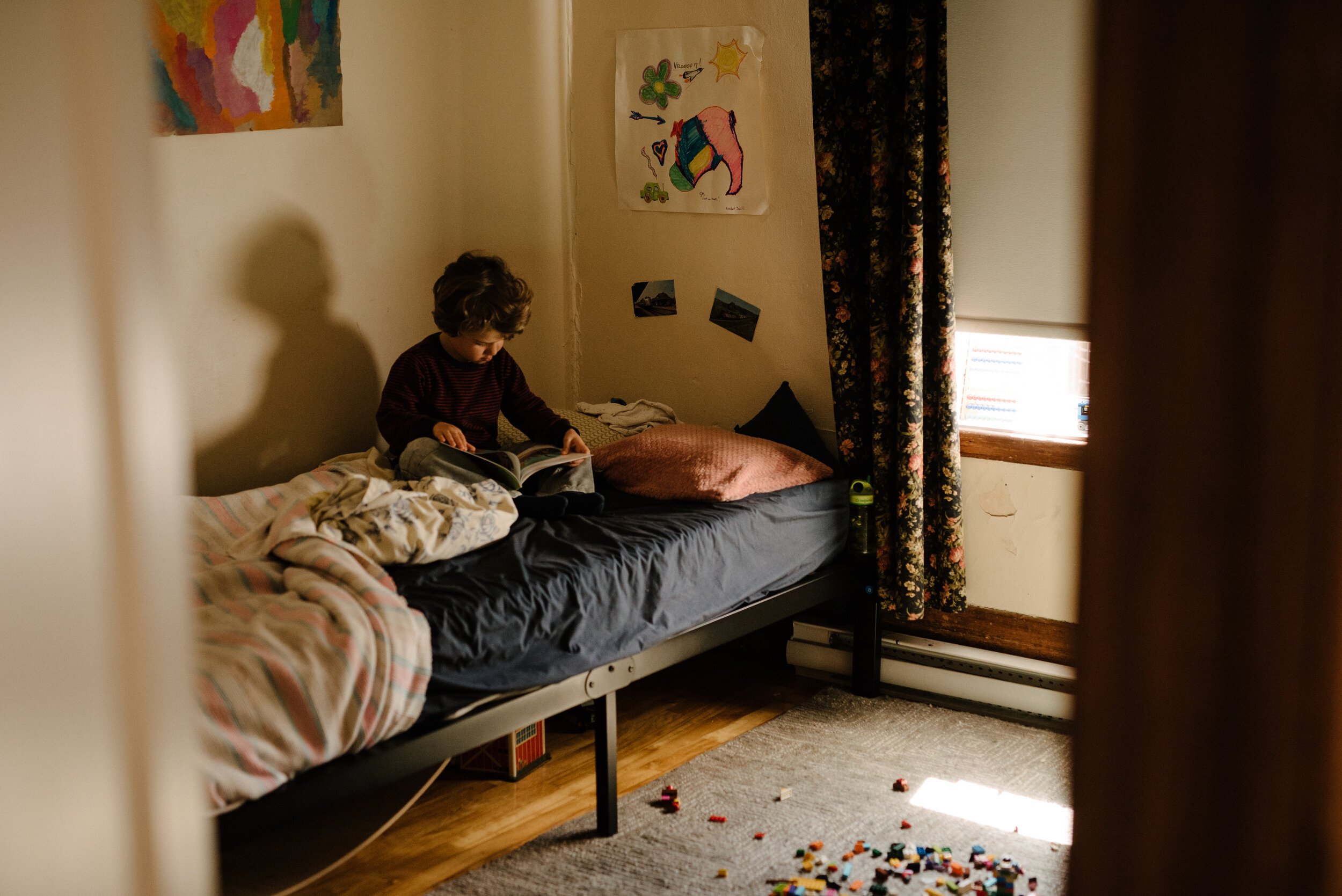 20200415_photo-enfant-qui-lit-tranquillement-dans-sa-chambre-repose-photographe-documentaire-de-famille-a-amontreal-005.jpg
