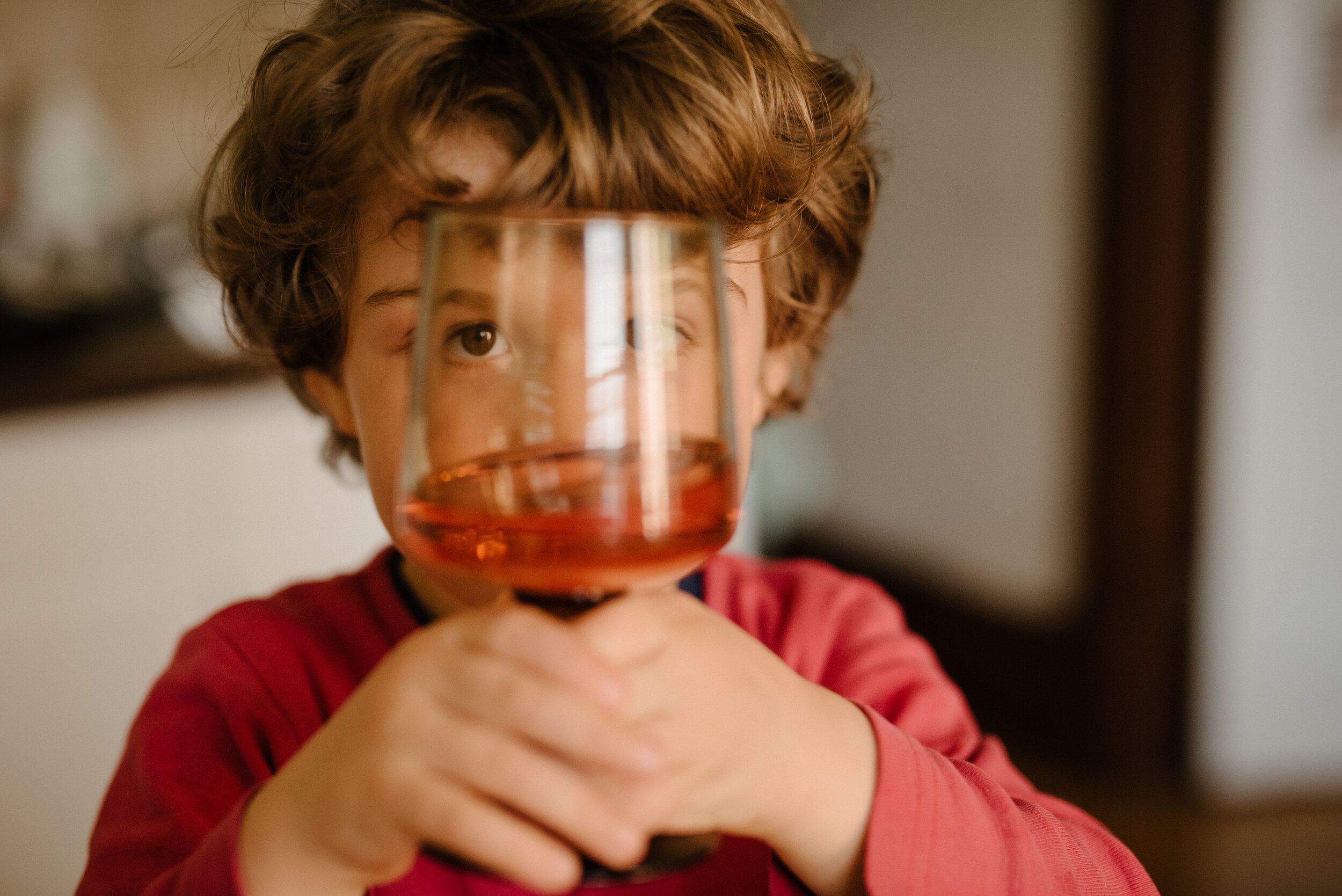 20200418_photo-enfant-et-verre-d-eau-petillante-grenadine-photographe-documentaire-de-famille-a-amontreal-006.jpg