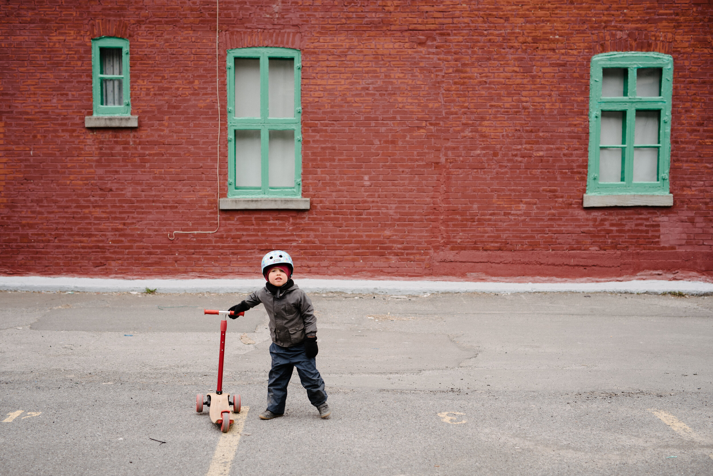 20200419_photo-enfant-trottinette-maisonneuve-photographe-documentaire-de-famille-a-amontreal-005.jpg