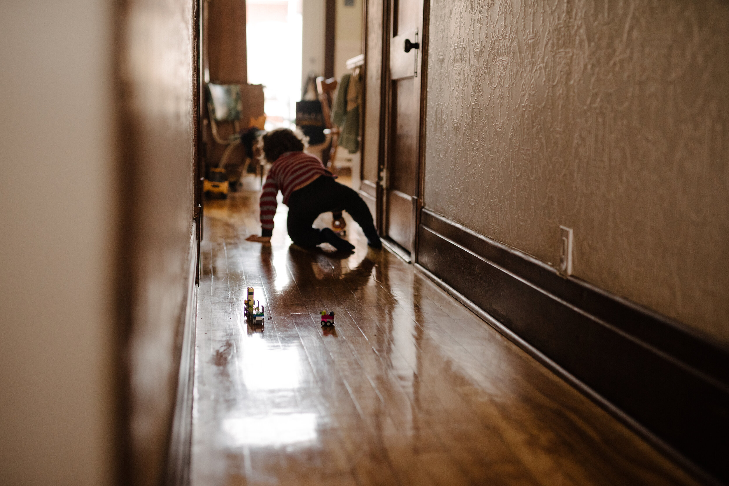 20200419_photo-enfant-qui-joue-aux-legos-par-terre-appartement-montrealais-photographe-documentaire-de-famille-a-amontreal-001.jpg