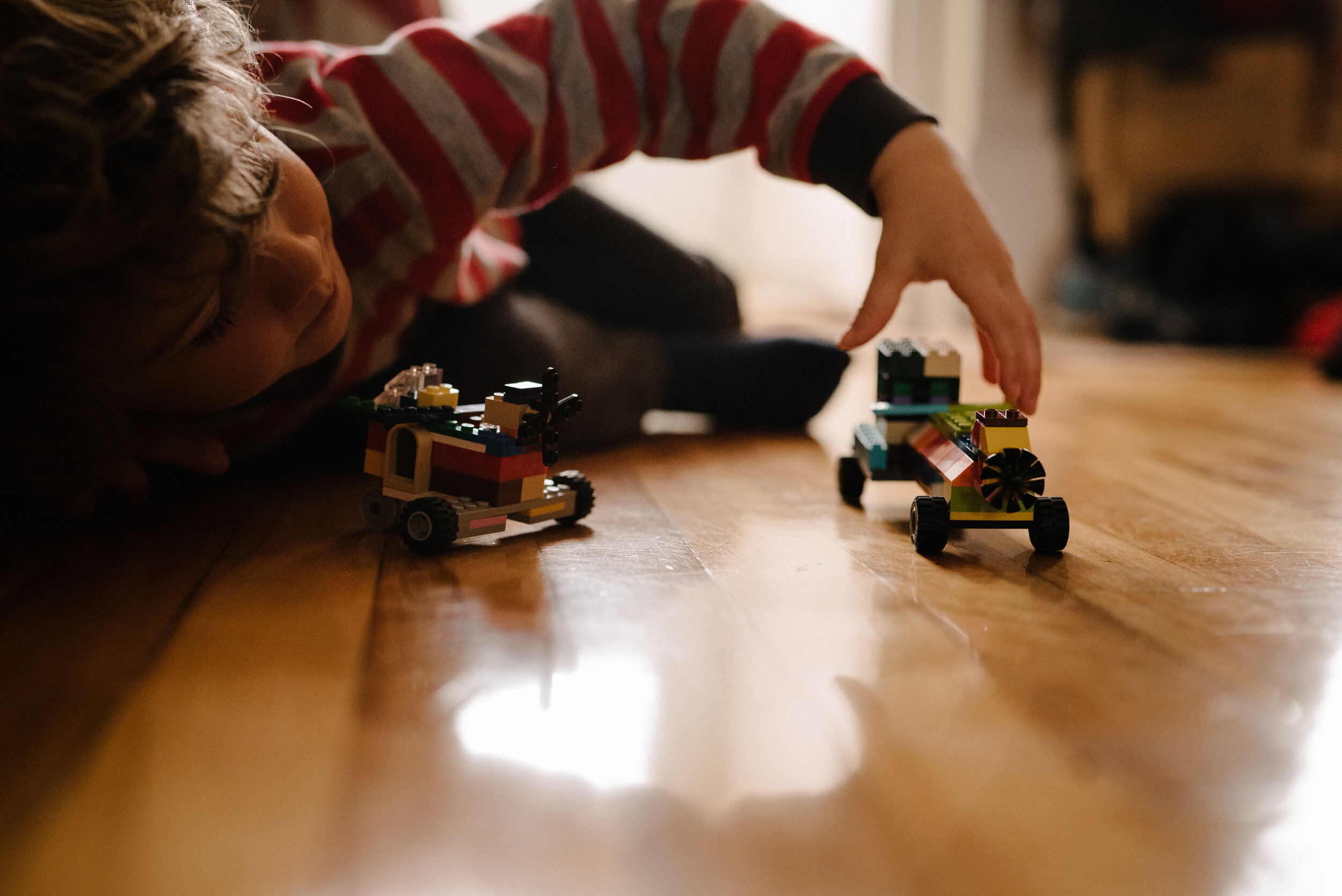 20200419_photo-enfant-qui-joue-aux-legos-par-terre-appartement-montrealais-photographe-documentaire-de-famille-a-amontreal-002.jpg