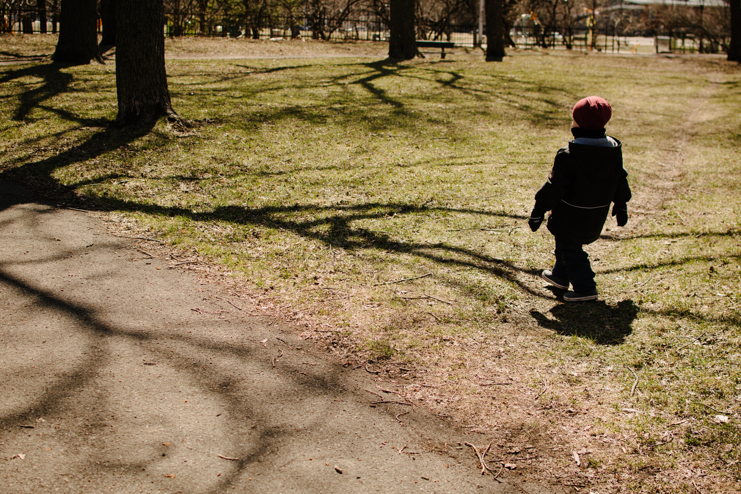20200420_photo-enfant-marchant-sur-ombre-d-un-arbre-moderniste-photographe-documentaire-de-famille-a-amontreal-003.jpg