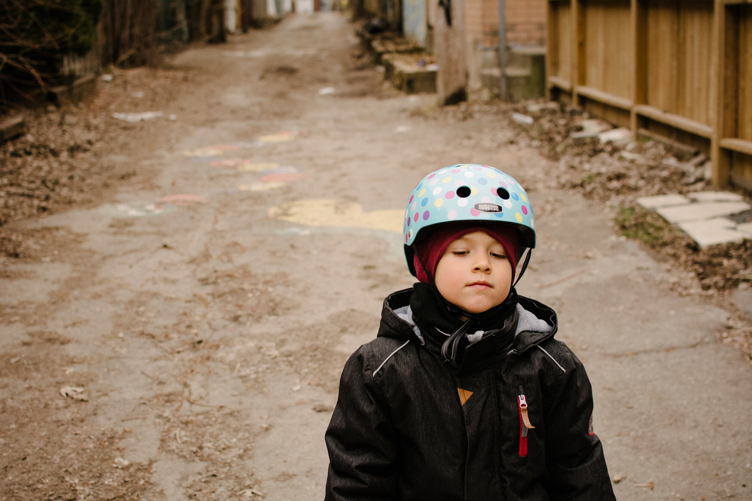 20200421_photo-enfant-serieux-casque-dans-ruelle-photographe-documentaire-de-famille-a-amontreal-003.jpg