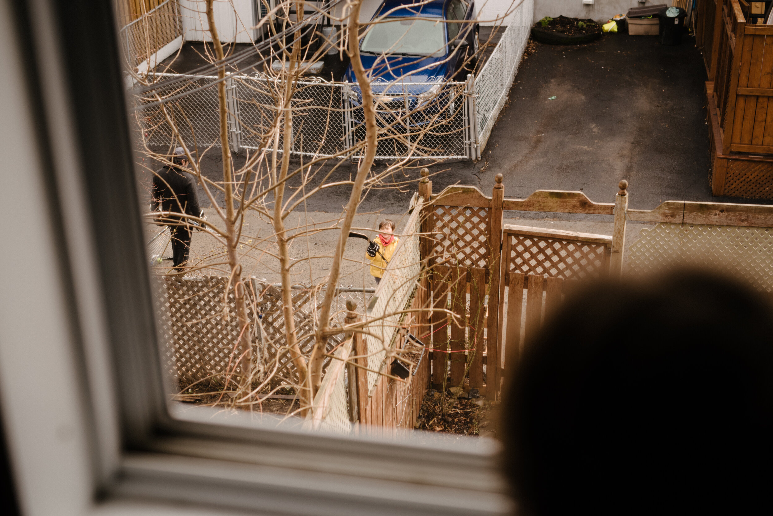 20200421_photo-voisins-qui-jouent-dans-la-ruelle-par-la-fenetre-photographe-documentaire-a-amontreal-007.jpg