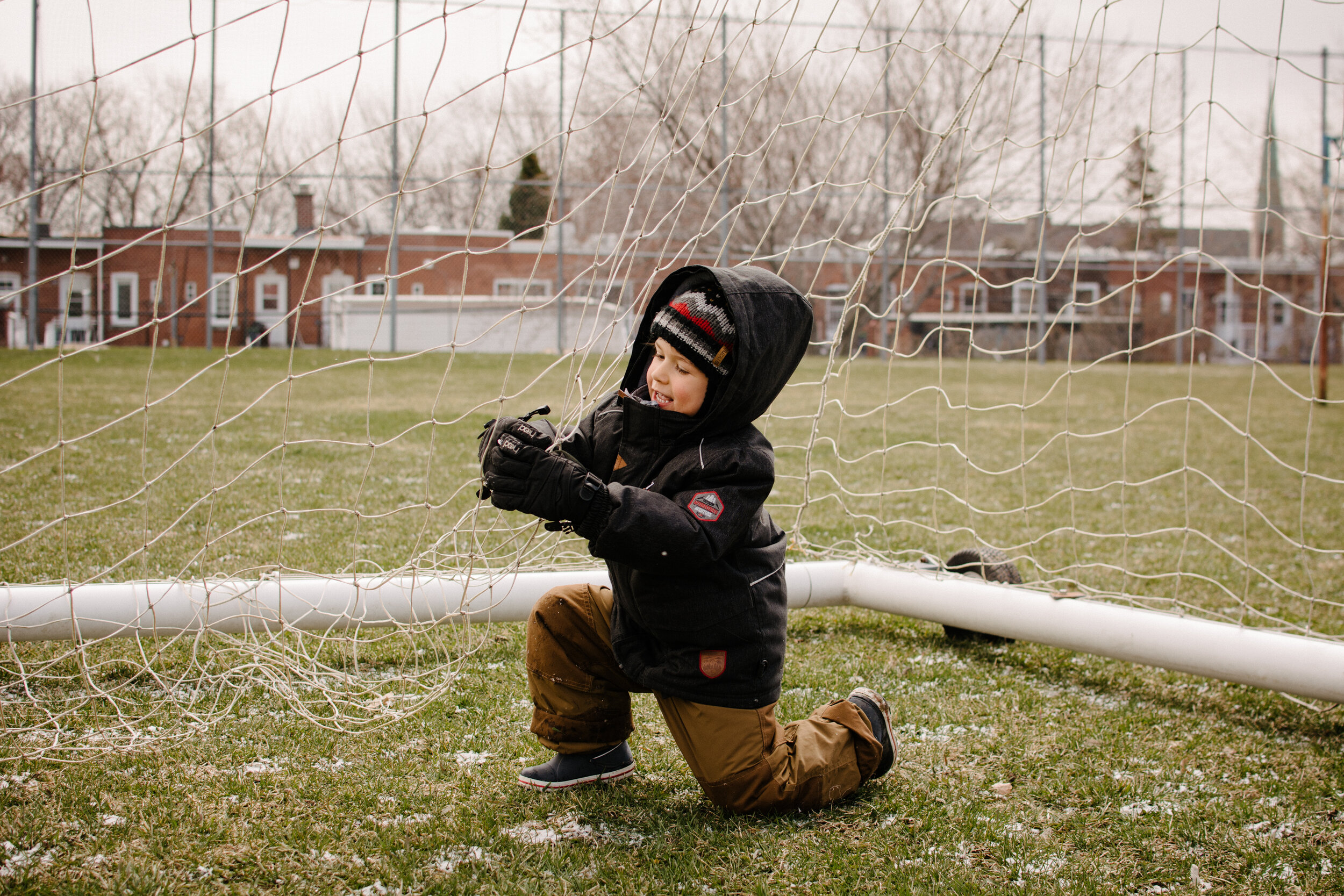 20200422_photo-enfant-filet-soccer-photographe-documentaire-de-famille-a-montreal-002.jpg