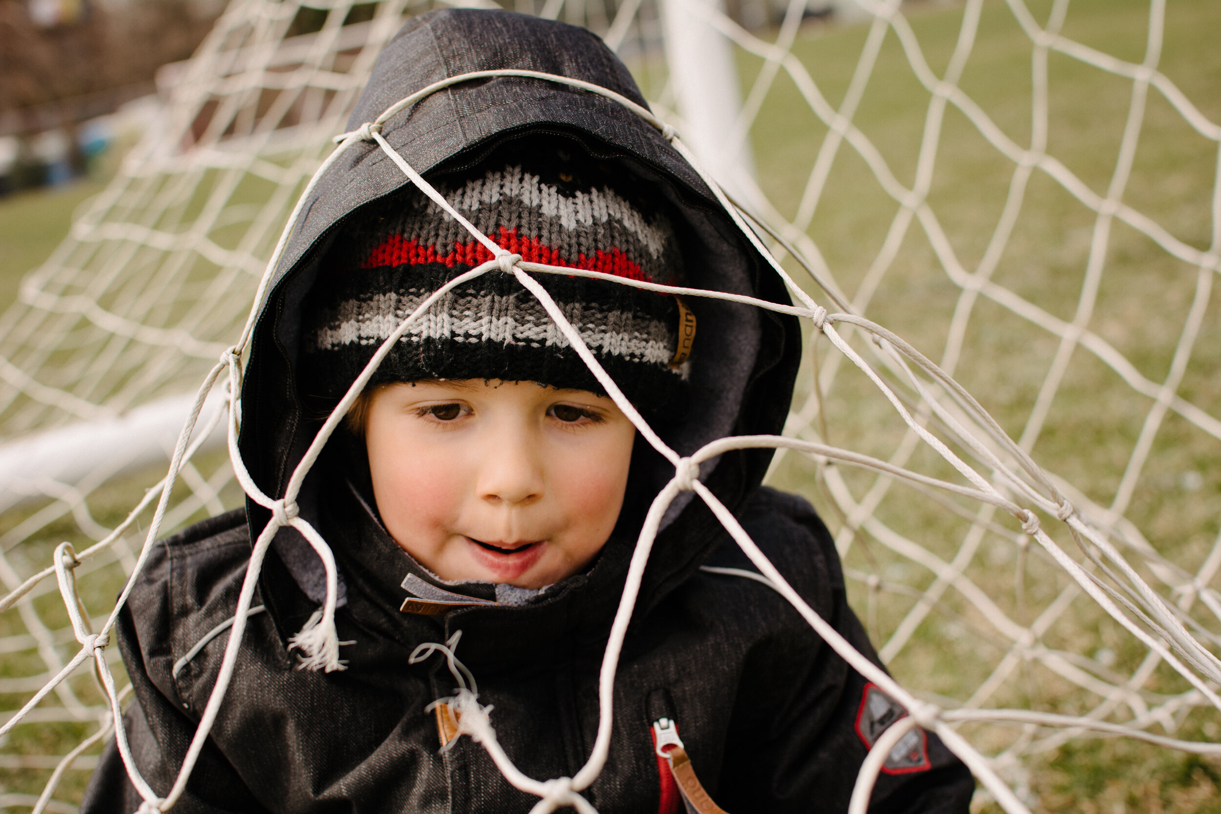 20200422_photo-enfant-filet-soccer-photographe-documentaire-de-famille-a-montreal-003.jpg