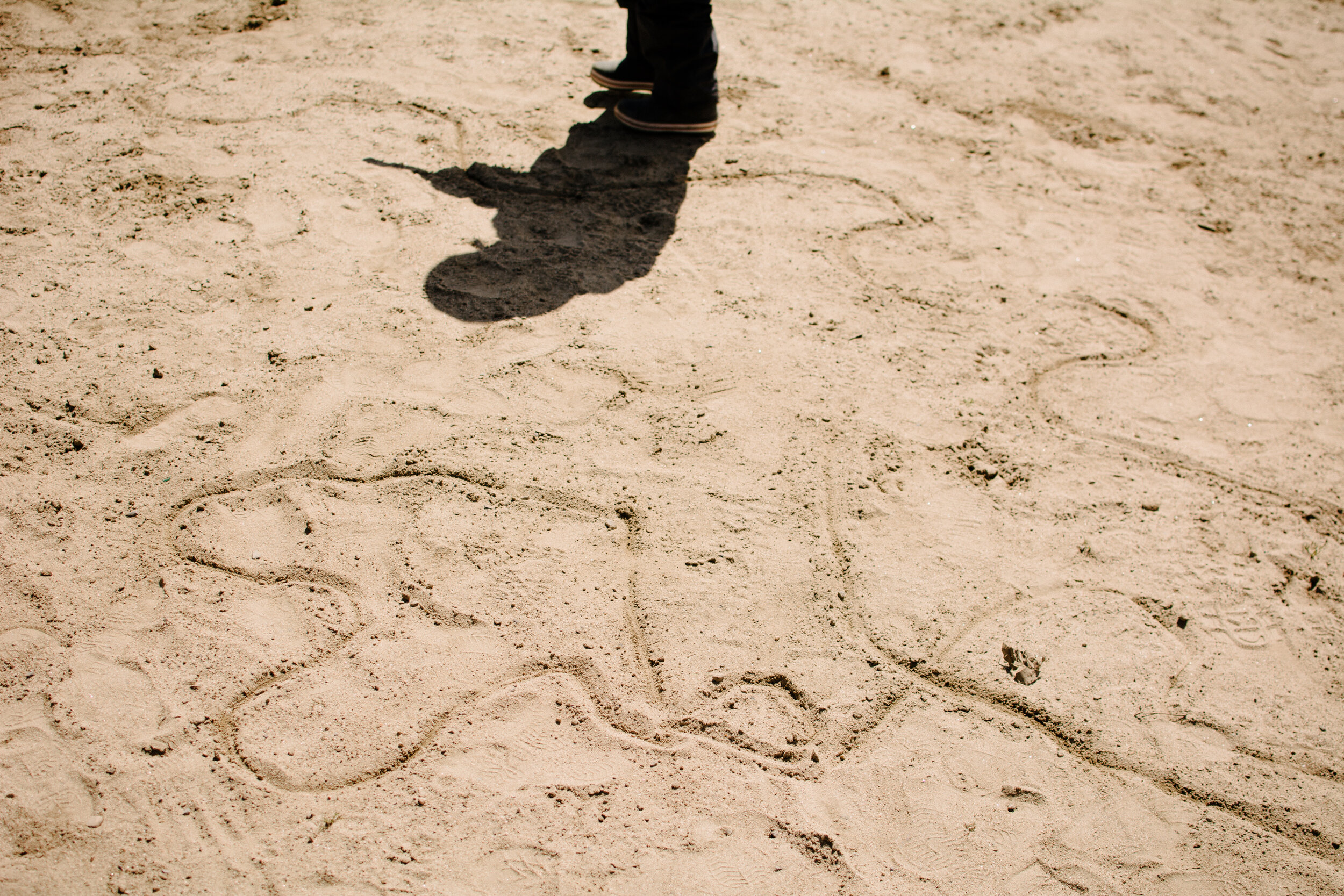 20200424_photo-enfant-jouant-dans-le-sable-photographe-documentaire-de-famille-a-montreal-006.jpg