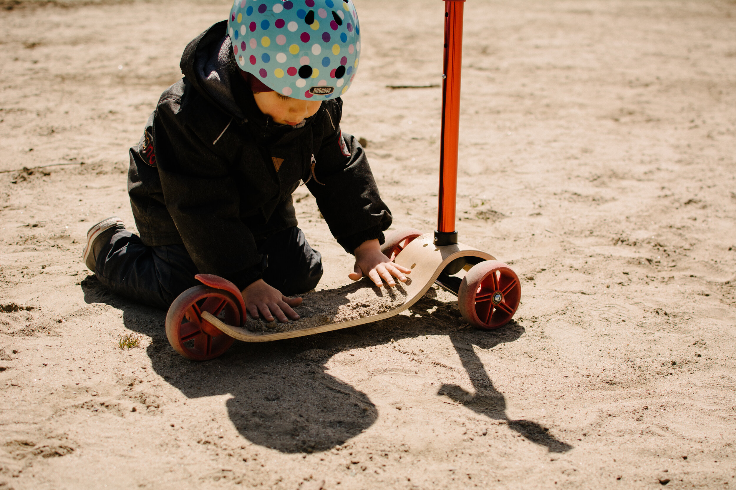 20200424_photo-enfant-jouant-dans-le-sable-photographe-documentaire-de-famille-a-montreal-004.jpg