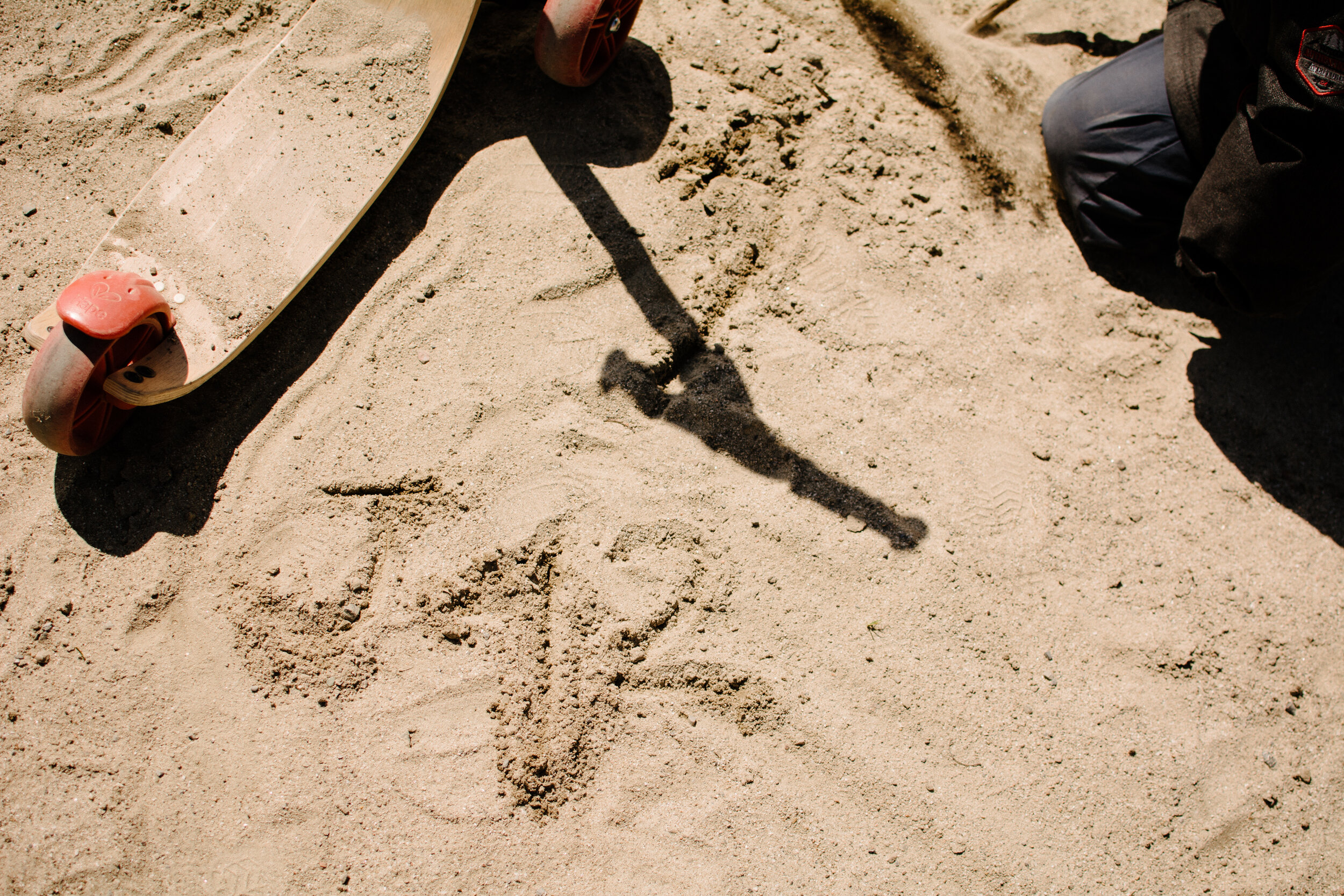 20200424_photo-enfant-jouant-dans-le-sable-photographe-documentaire-de-famille-a-montreal-005.jpg