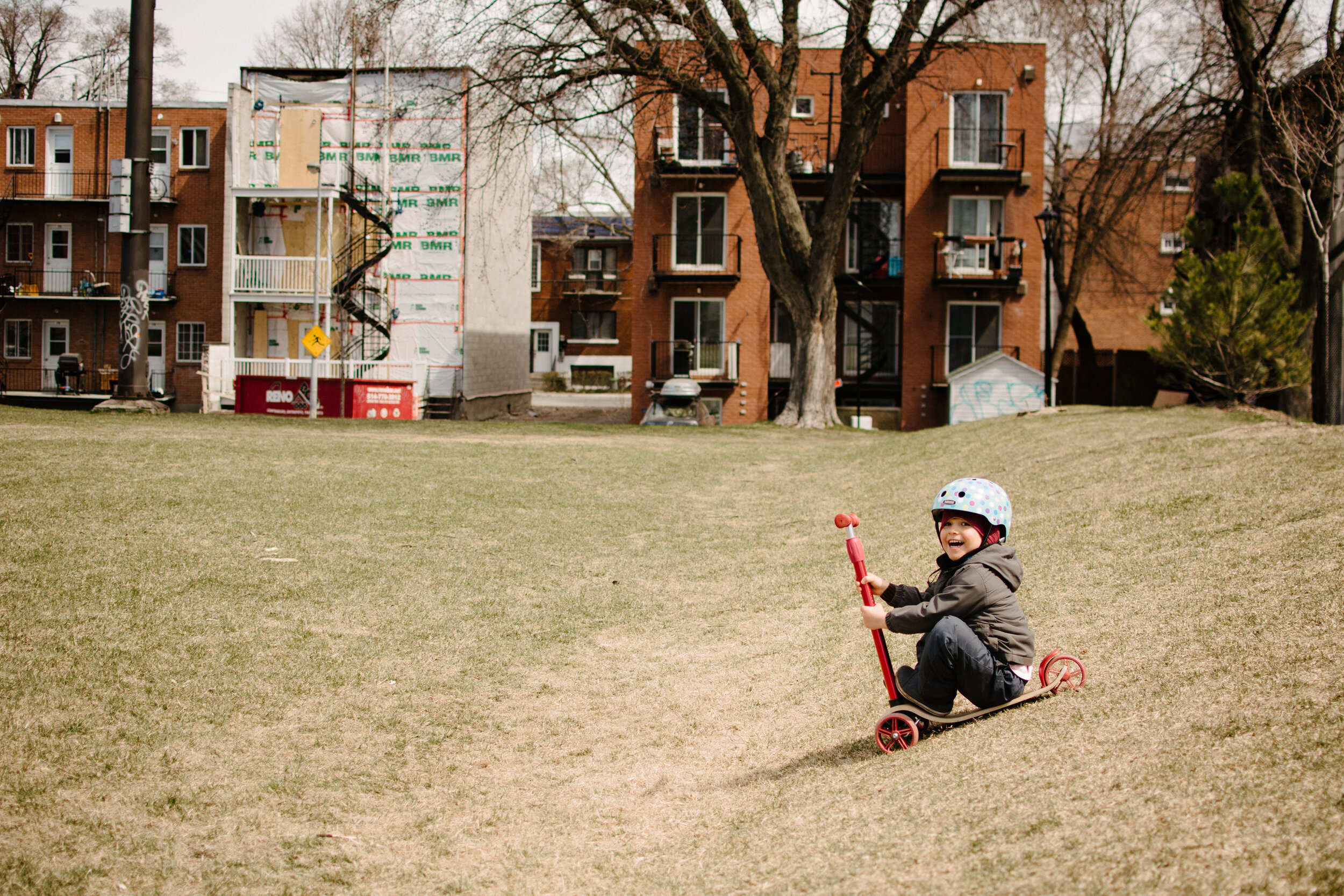 20200428_photo-enfant-en-trottinette-sur-une-butte-de-gazon-photographe-documentaire-de-famille-a-montreal-002.jpg