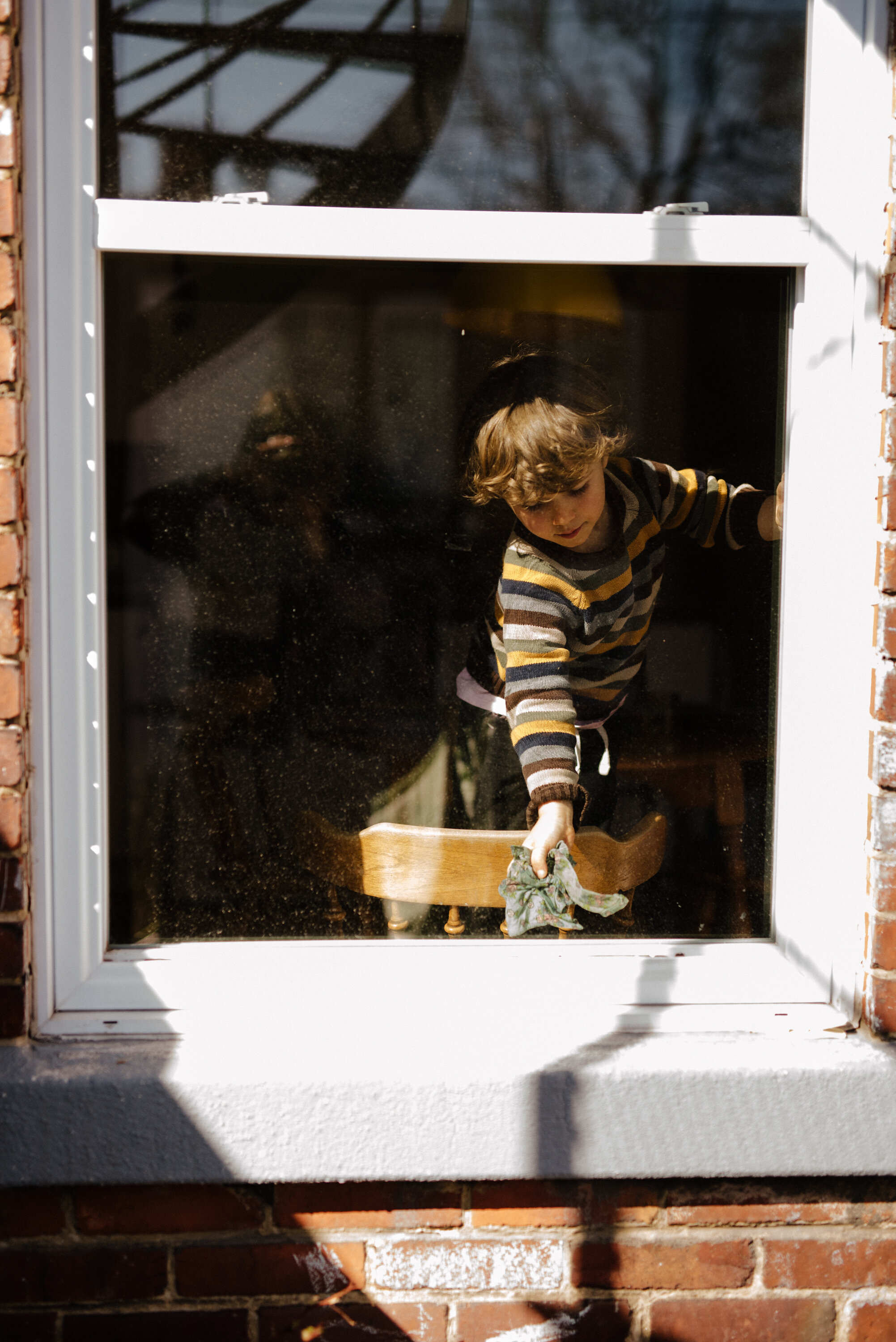 20200428_photo-enfant-qui-lave-fenetre-photographe-documentaire-de-famille-a-montreal-005.jpg