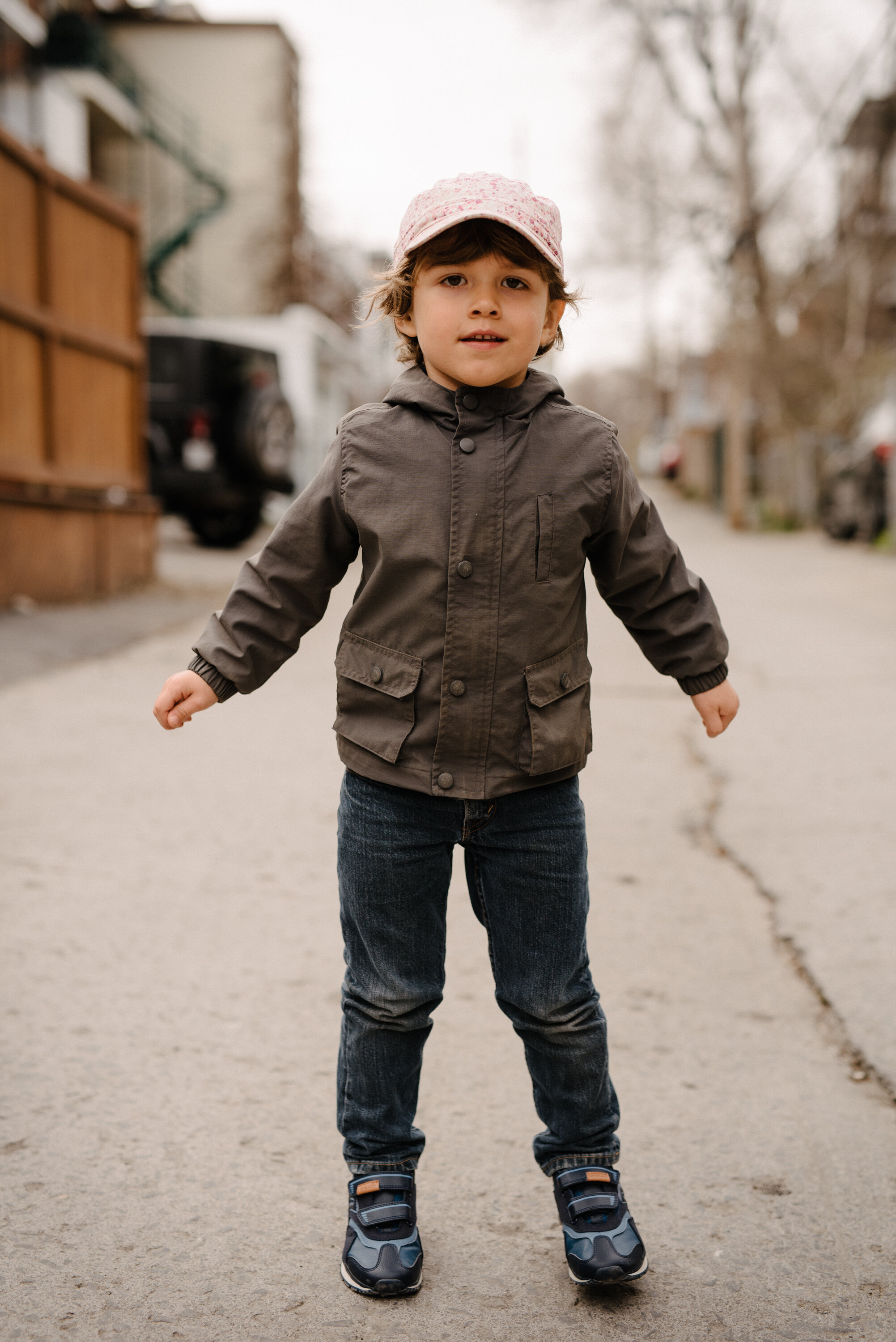 photo-enfant-qui-saute-nouveaux-souliers-geox-photographe-documentaire-famille-lifestyle-a-montreal-5.jpg