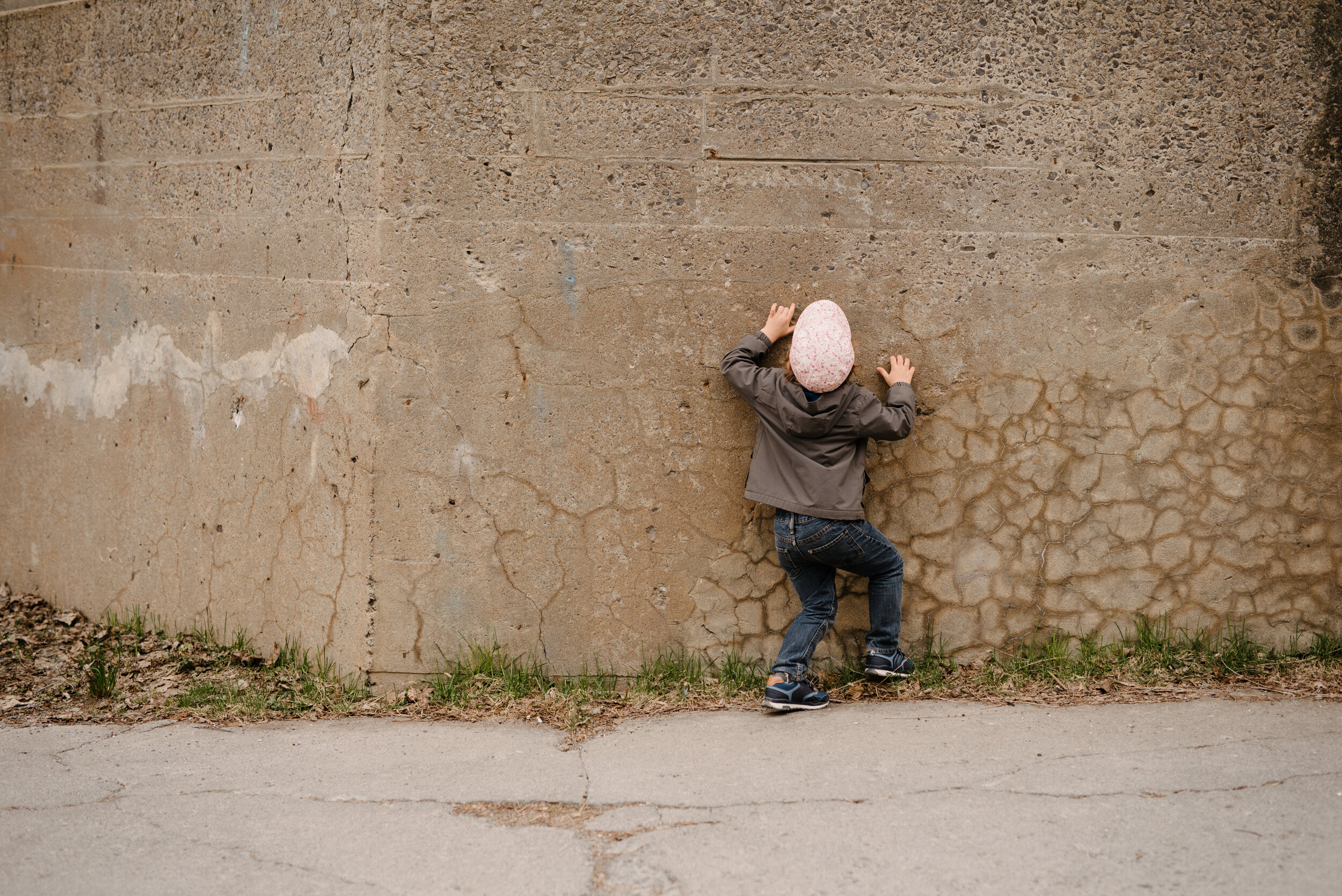 photo-enfant-qui-grimpe-sur-un-mur-de-beton-photographe-documentaire-famille-lifestyle-a-montreal-7.jpg