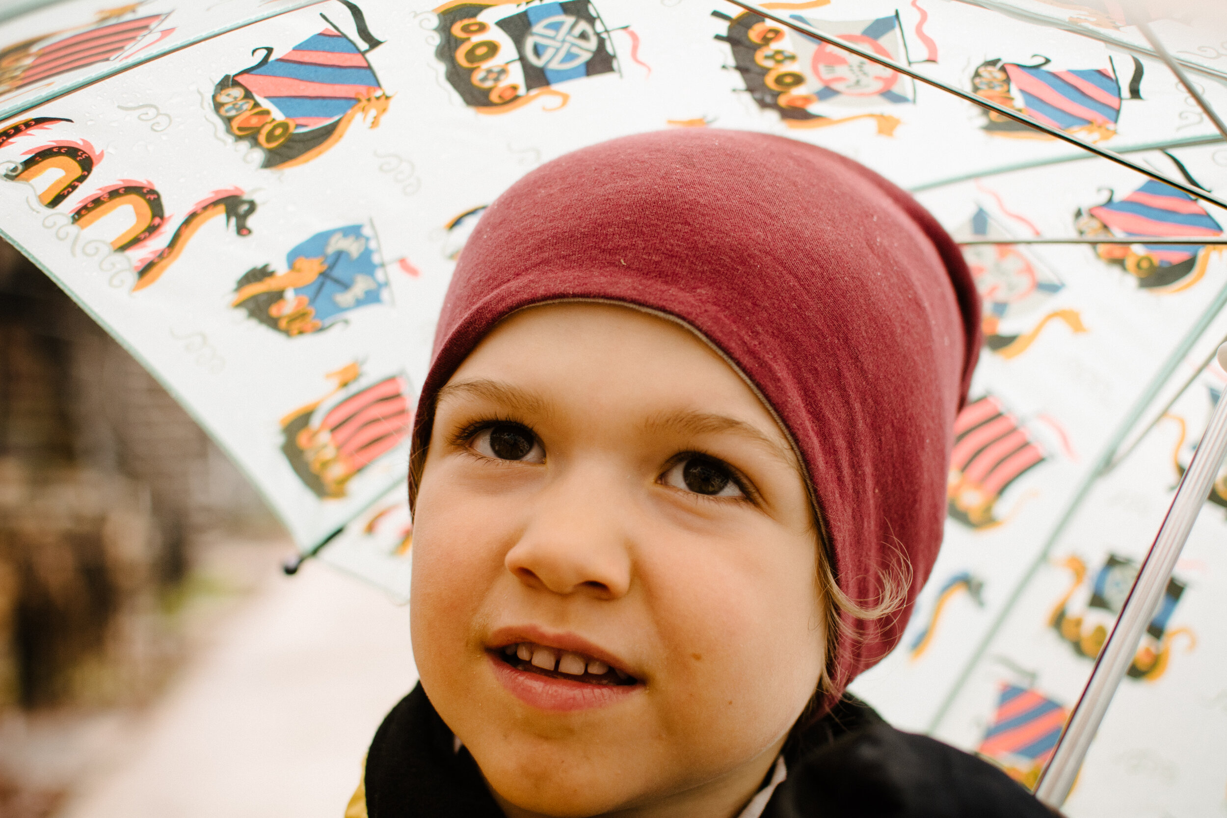 photo-enfant-au-parapluie-vikings-photographe-documentaire-famille-lifestyle-a-montreal-1.jpg