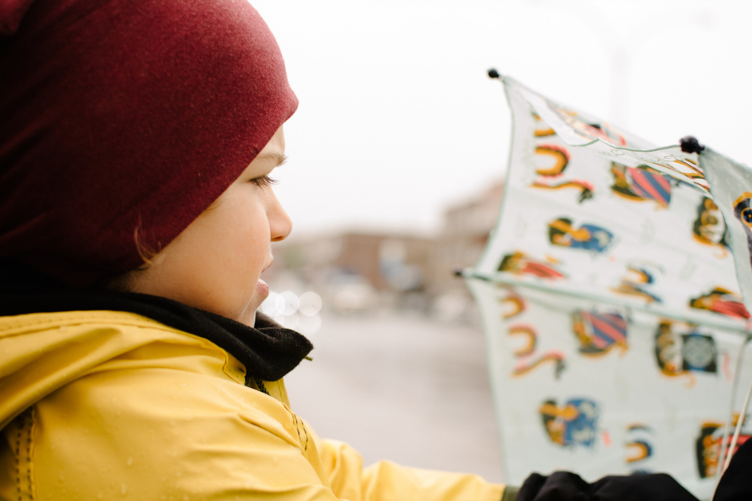 photo-enfant-au-parapluie-vikings-photographe-documentaire-famille-lifestyle-a-montreal-3.jpg