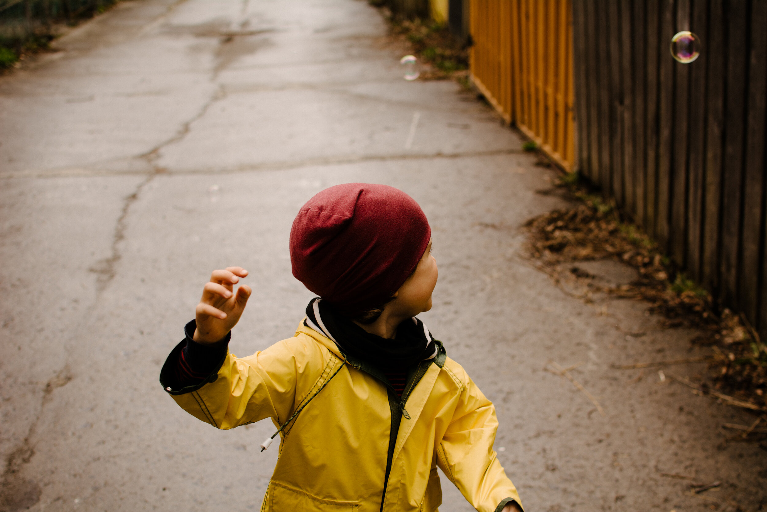 20200501photo-enfant-qui-fait-des-bulles-dans-une-ruelle-montrealaise-photographe-documentaire-famille-lifestyle-a-montreal-007.jpg