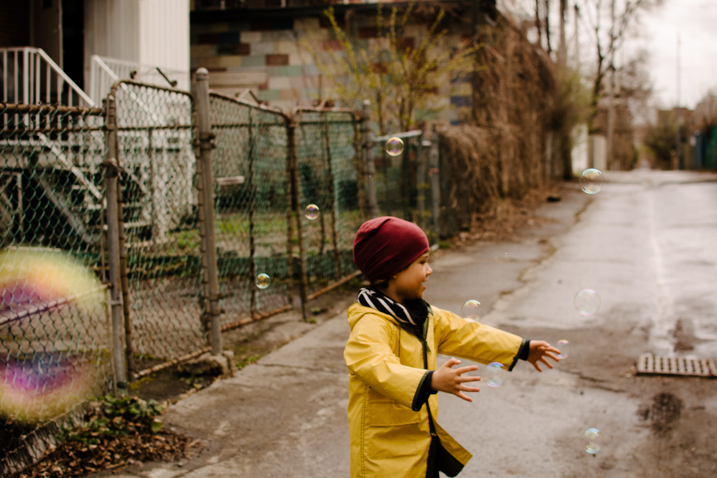 20200501photo-enfant-qui-fait-des-bulles-dans-une-ruelle-montrealaise-photographe-documentaire-famille-lifestyle-a-montreal-009.jpg