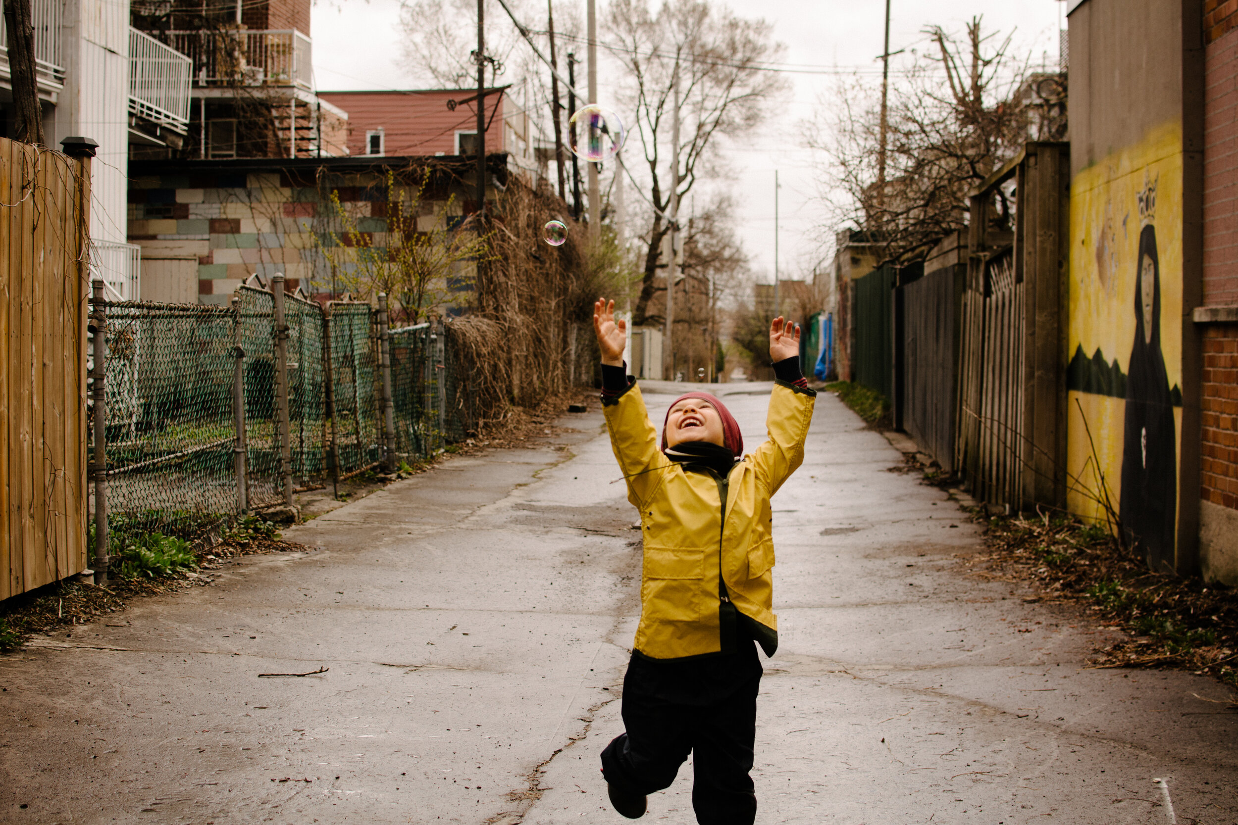 20200501photo-enfant-qui-fait-des-bulles-dans-une-ruelle-montrealaise-photographe-documentaire-famille-lifestyle-a-montreal-008.jpg