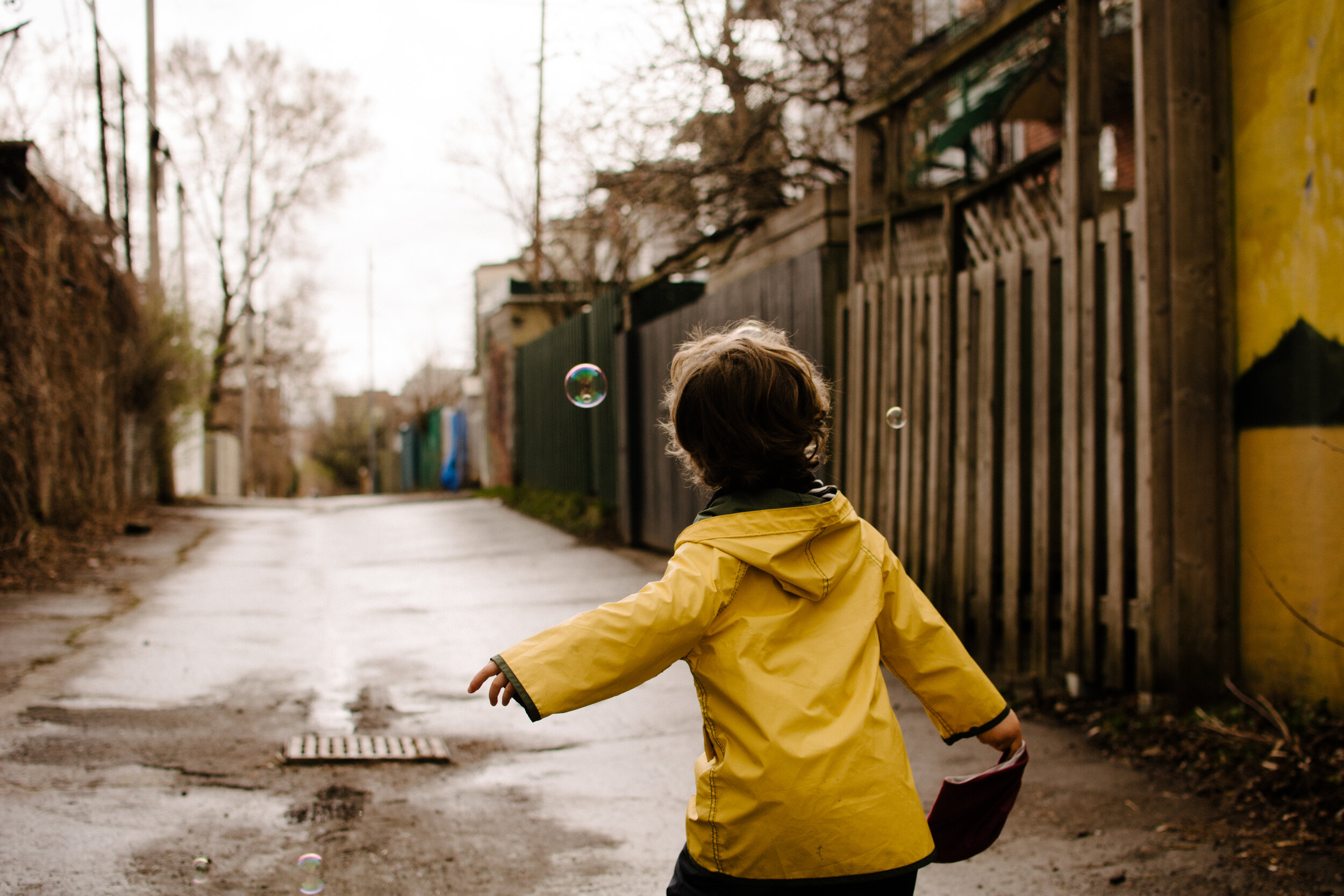 20200501photo-enfant-qui-fait-des-bulles-dans-une-ruelle-montrealaise-photographe-documentaire-famille-lifestyle-a-montreal-014.jpg