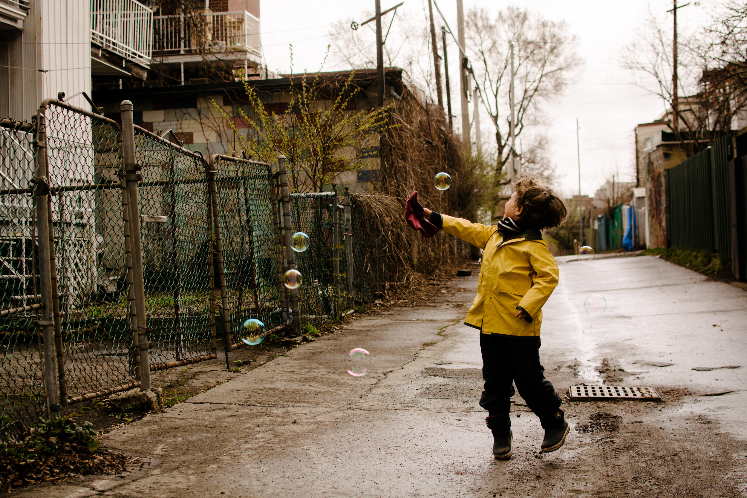 20200501photo-enfant-qui-fait-des-bulles-dans-une-ruelle-montrealaise-photographe-documentaire-famille-lifestyle-a-montreal-012.jpg