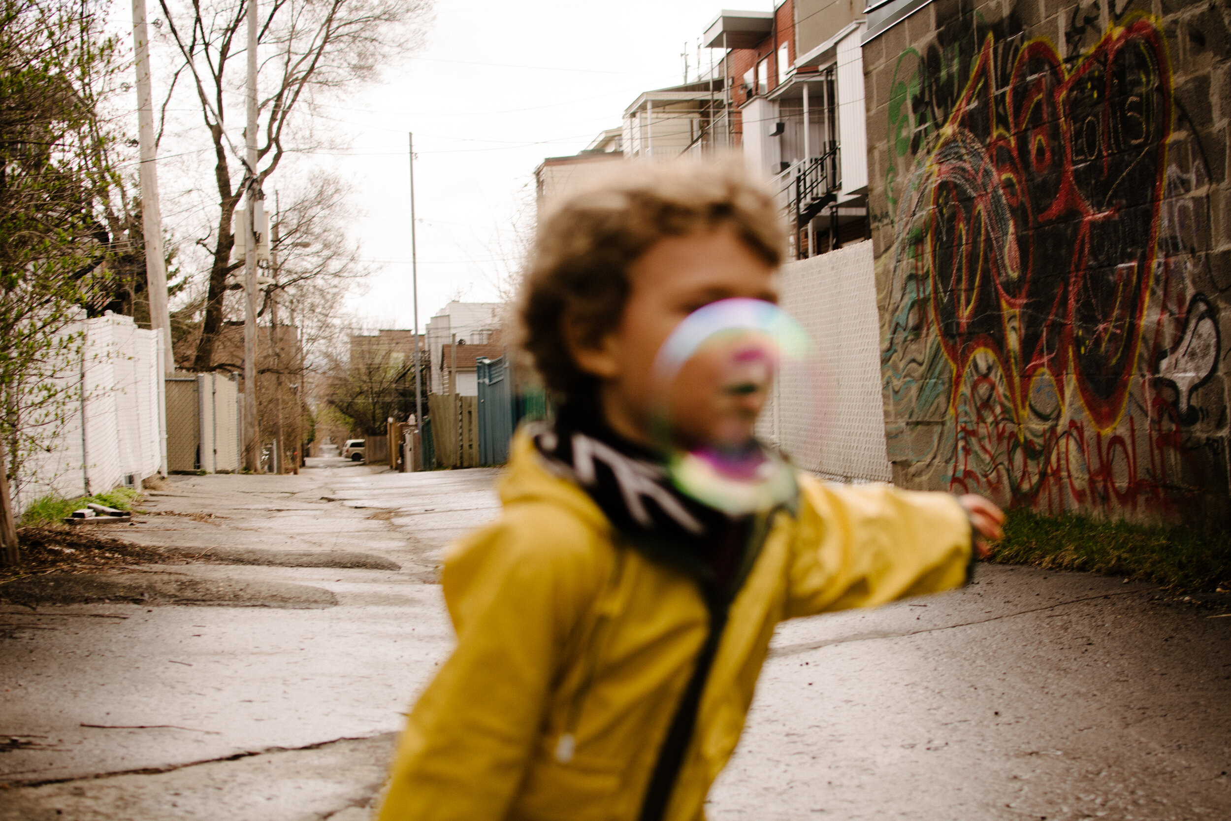 20200501photo-enfant-qui-fait-des-bulles-dans-une-ruelle-montrealaise-photographe-documentaire-famille-lifestyle-a-montreal-015.jpg