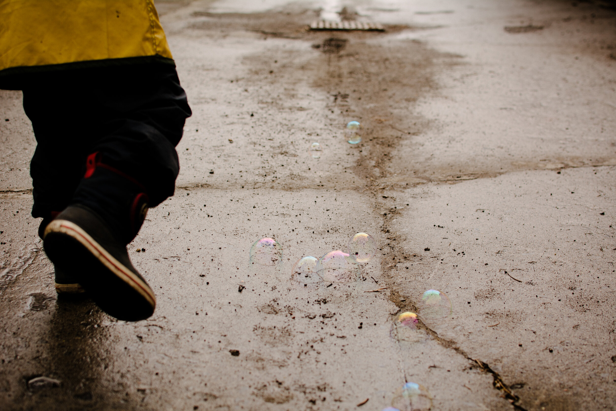 20200501photo-enfant-qui-fait-des-bulles-dans-une-ruelle-montrealaise-photographe-documentaire-famille-lifestyle-a-montreal-011.jpg