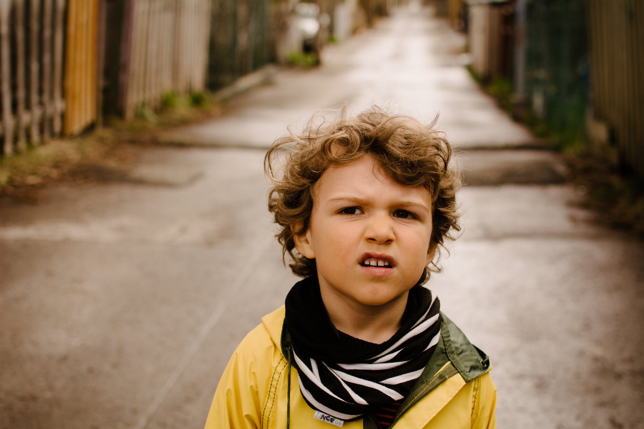 20200501photo-enfant-qui-fait-des-bulles-dans-une-ruelle-montrealaise-photographe-documentaire-famille-lifestyle-a-montreal-016.jpg