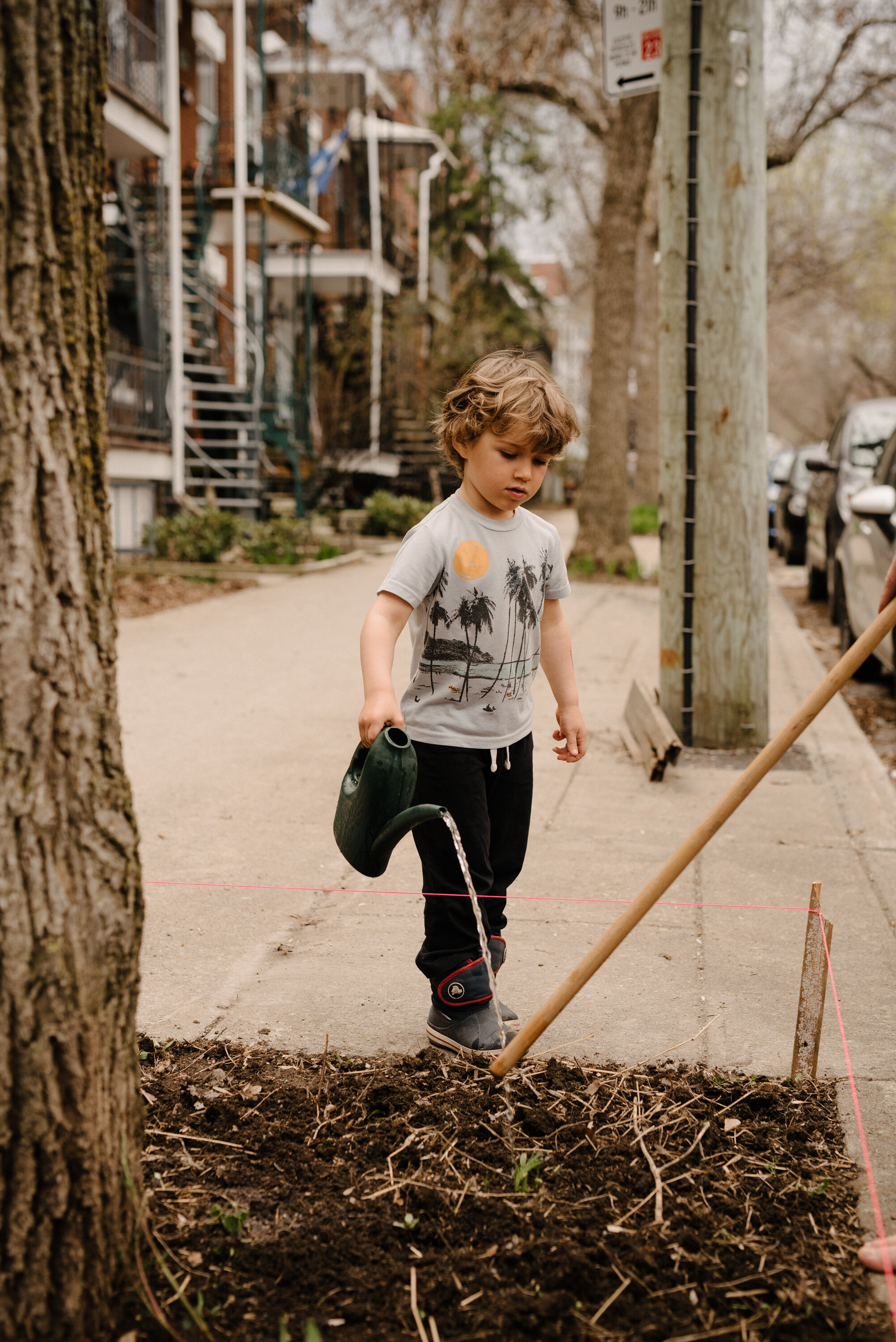 20200503_photo-enfant-qui-arrose-un-carre-d-arbre-photographe-documentaire-famille-lifestyle-a-montreal-009.jpg