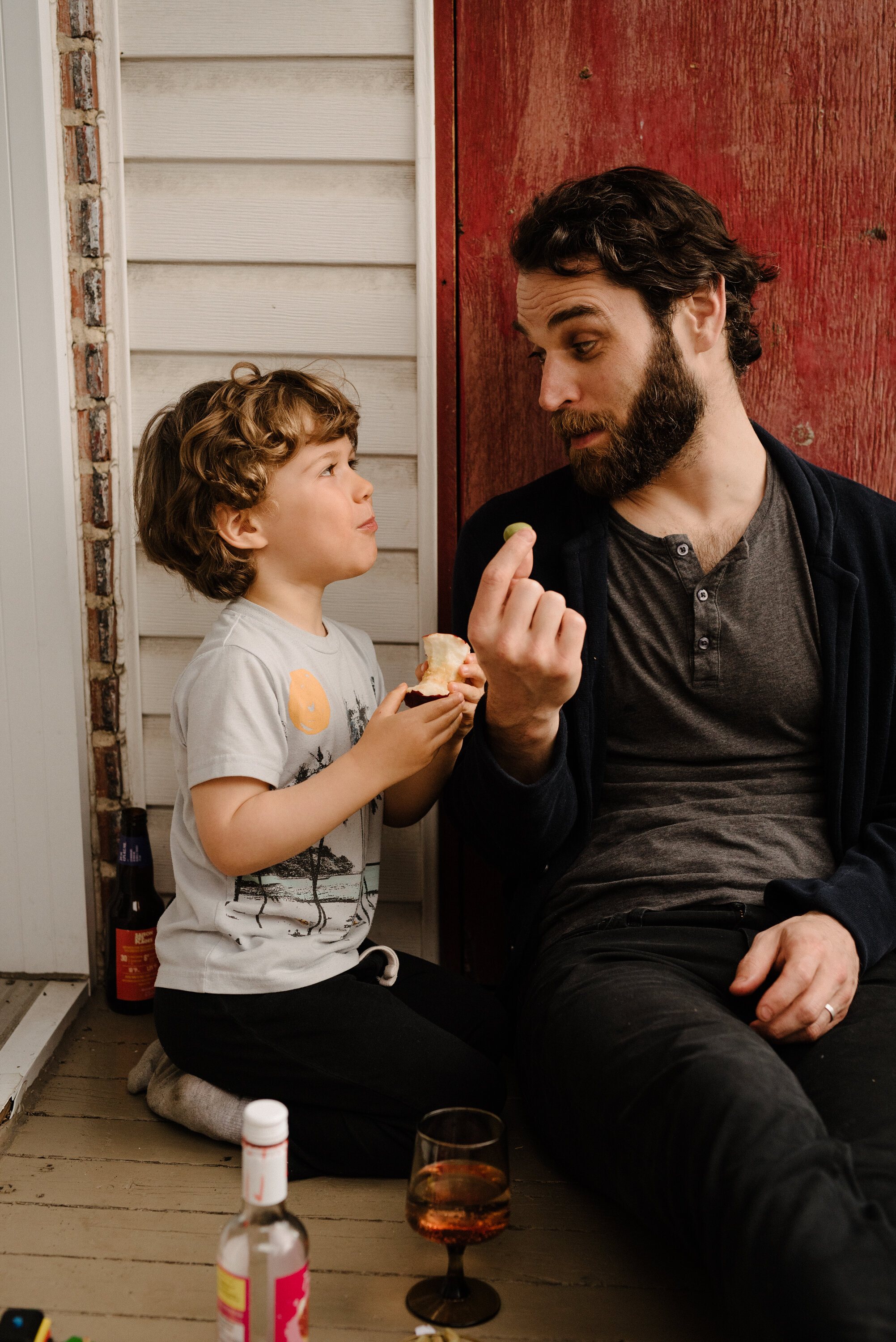 20200503_photo-enfant-et-papa-prennent-l-apero-photographe-documentaire-famille-lifestyle-a-montreal-011.jpg