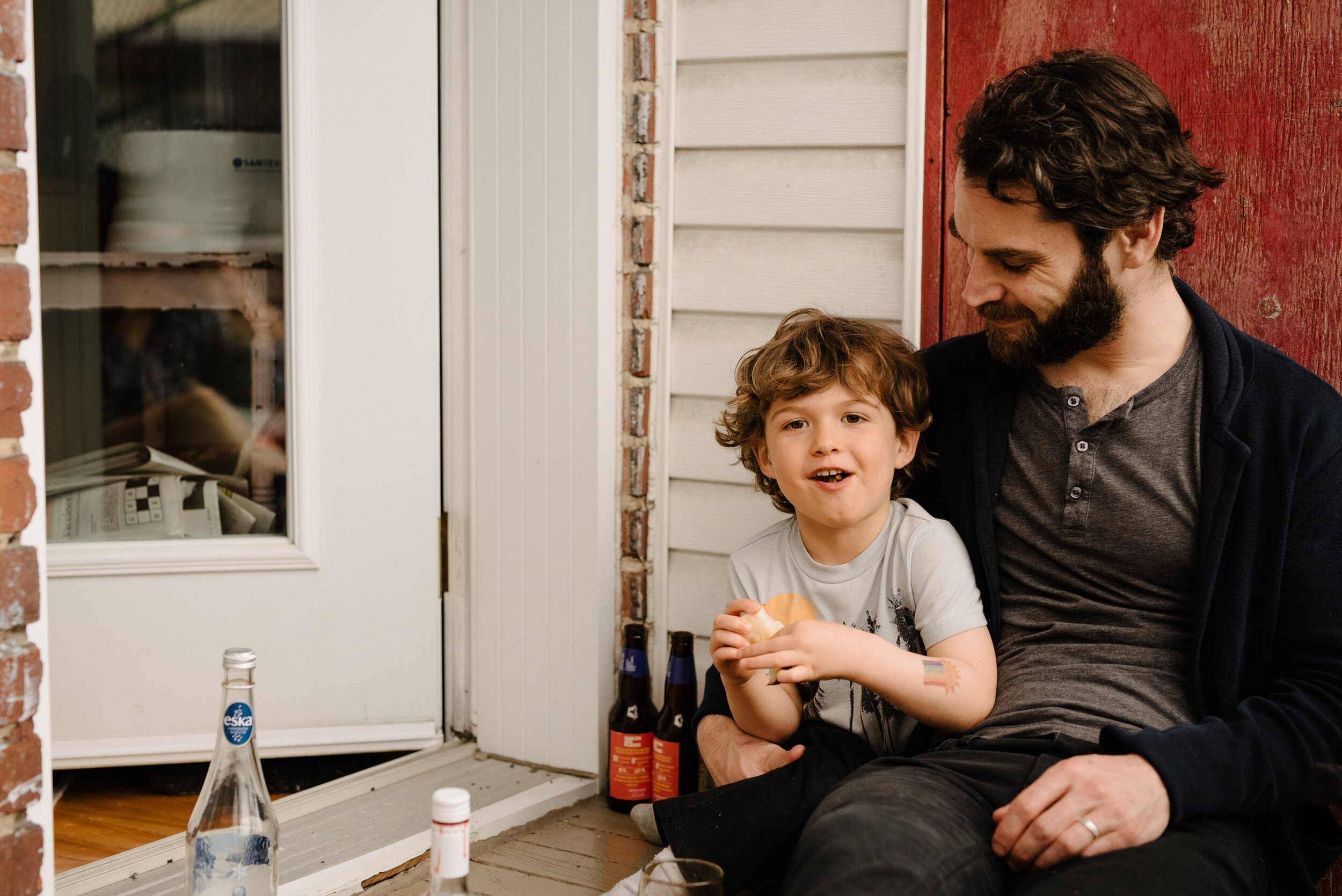 20200503_photo-enfant-et-papa-prennent-l-apero-photographe-documentaire-famille-lifestyle-a-montreal-012.jpg