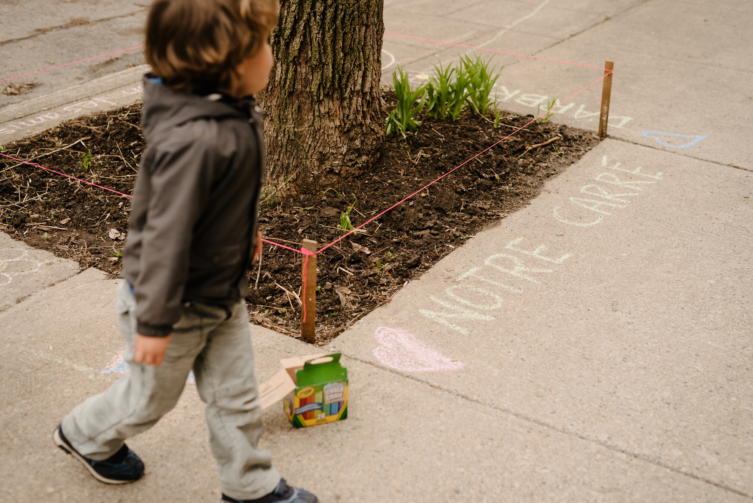 20200504_photo-enfant-et-dessins-a-la-craie-autour-du-carre-d-arbre-photographe-documentaire-famille-lifestyle-a-montreal-005.jpg